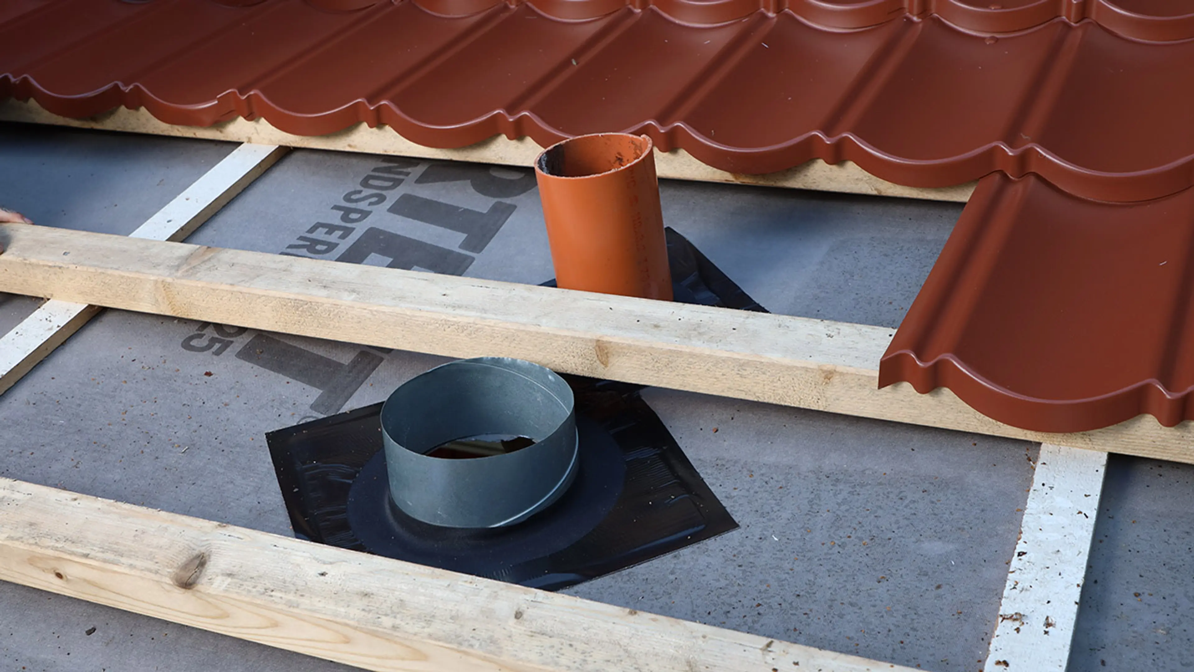 Tetteprodukter som skal monteres rundt piperør på tak.