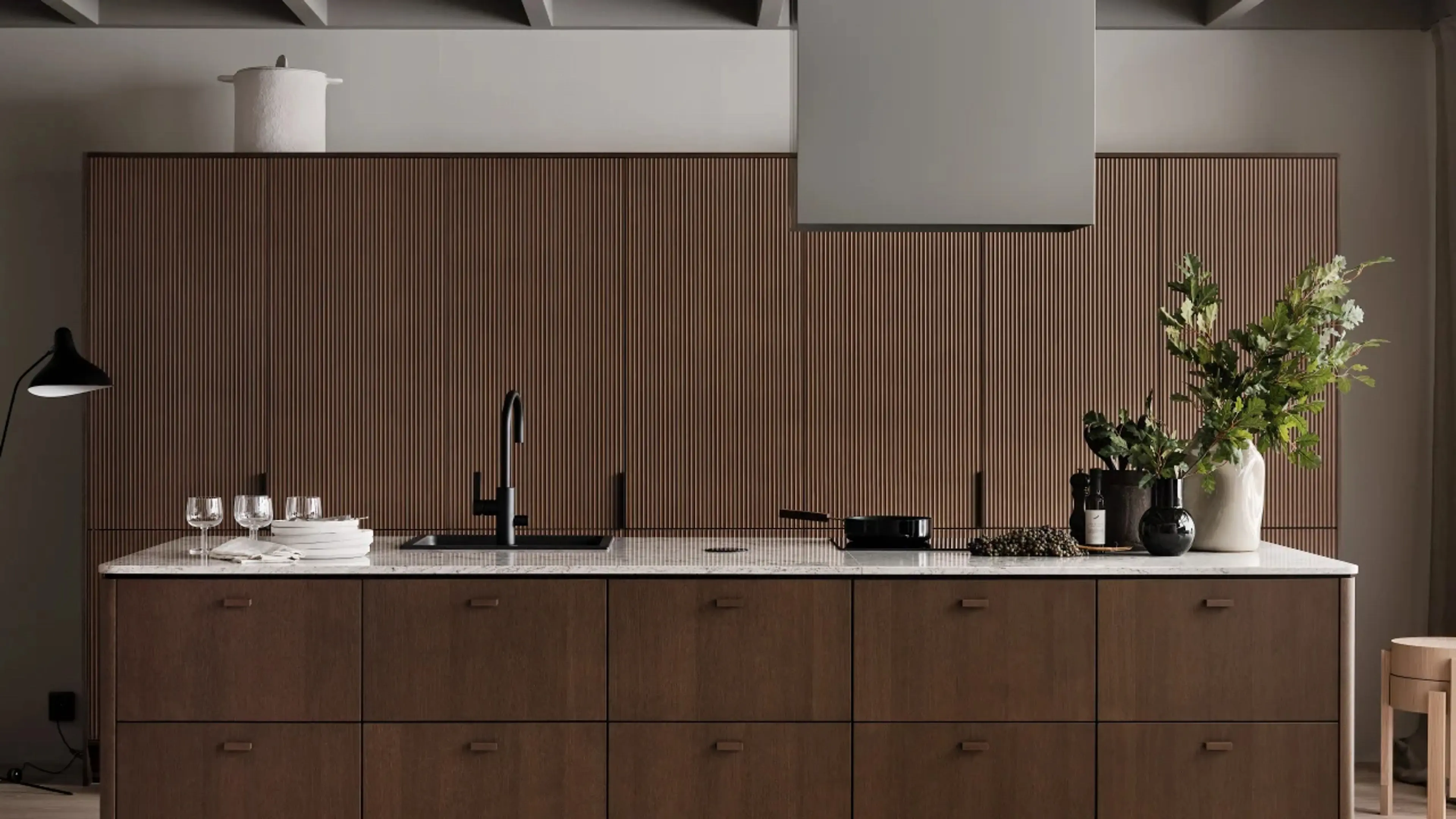 Kjøkken med kjøkkenøy og skapfronter i treverk med struktur.