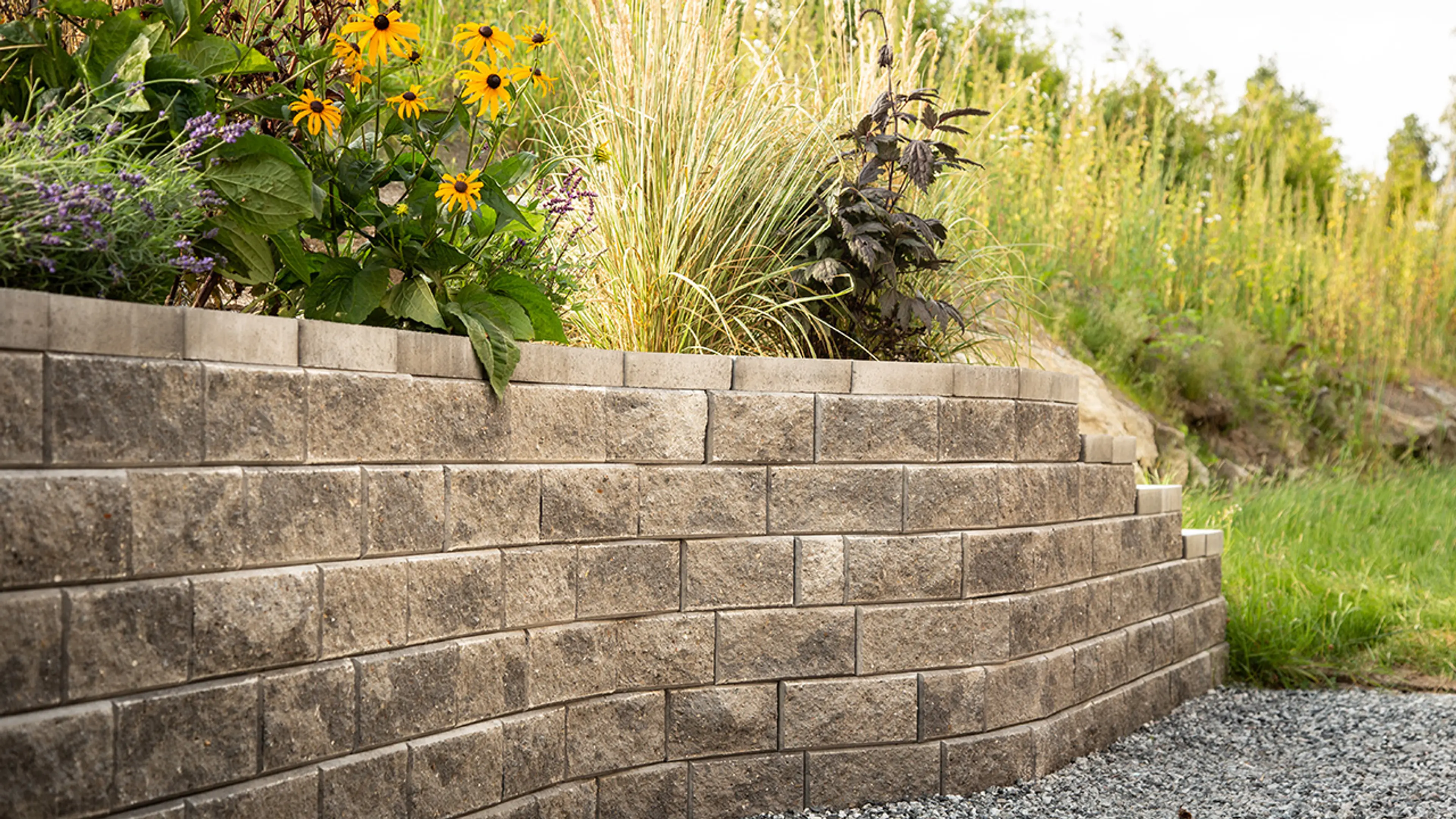 Støttemur med organiske, runde former.