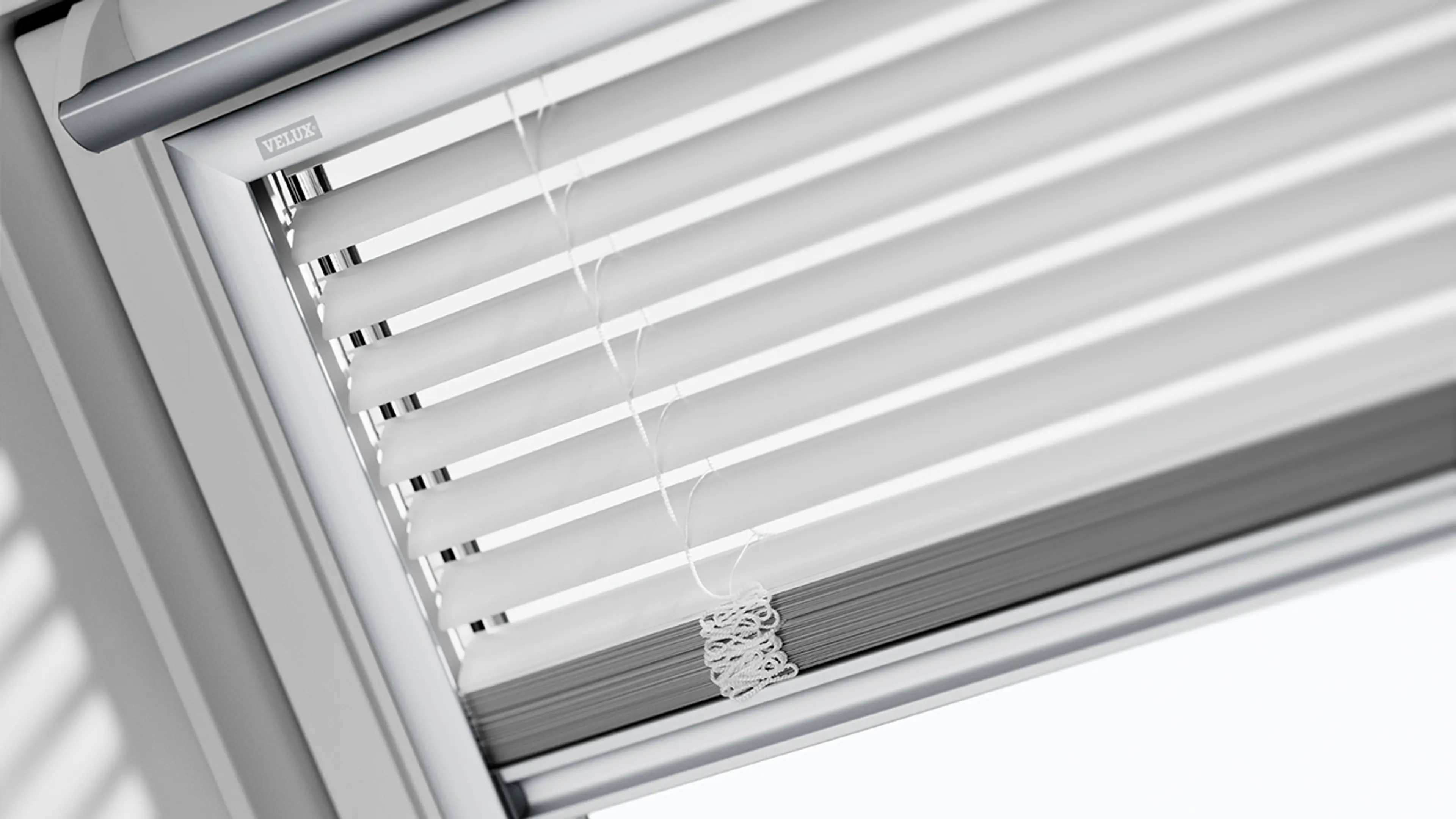 Vindu med persienne for innvendig solskjerming.