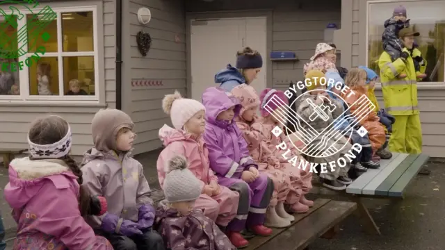 Barna i Lunde barnehage på Tysnes venter spent på den nye lekehytten fra Byggtorget Plankefondet