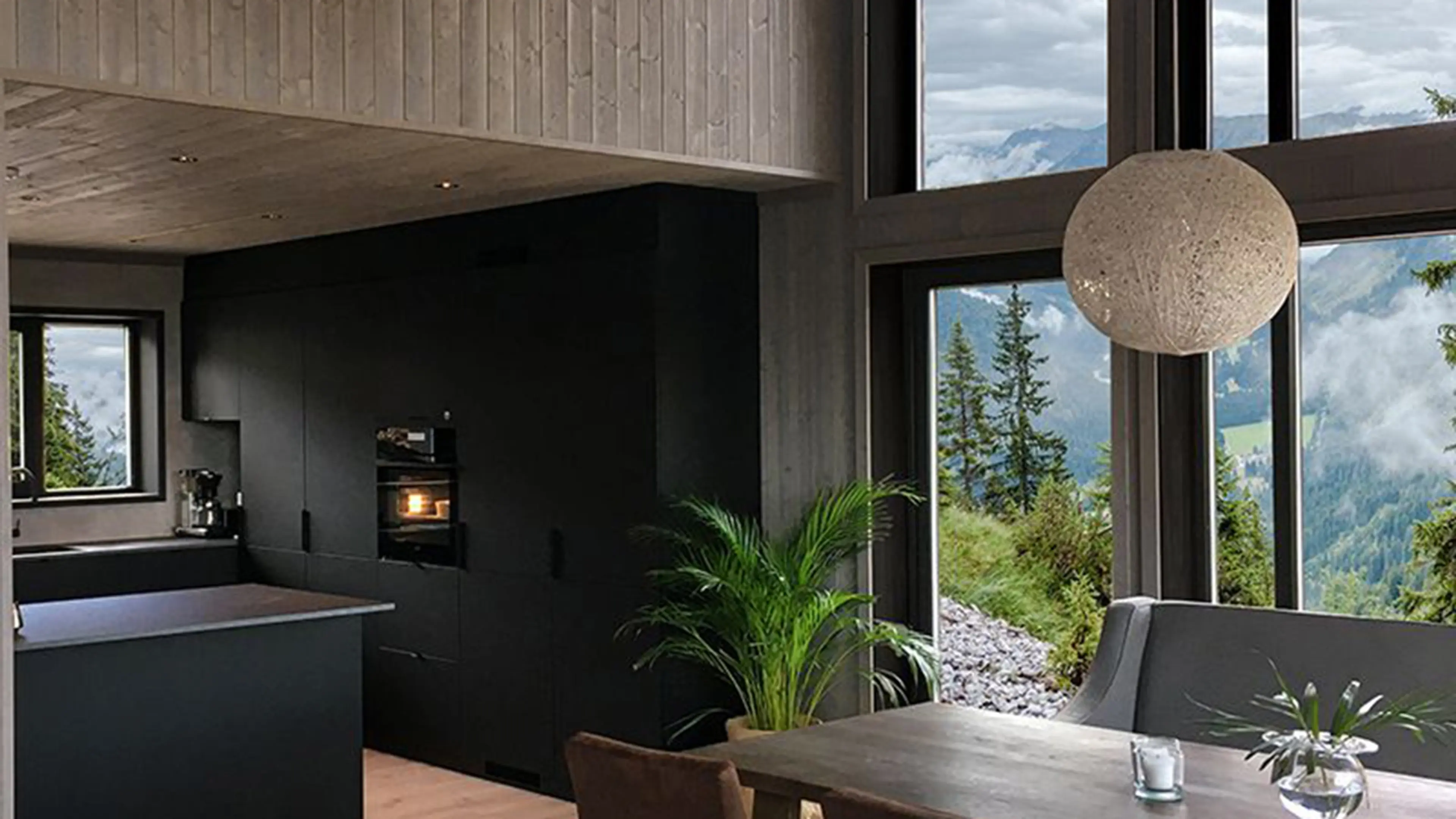 Onyks sorte lister i hytte med trepanel.