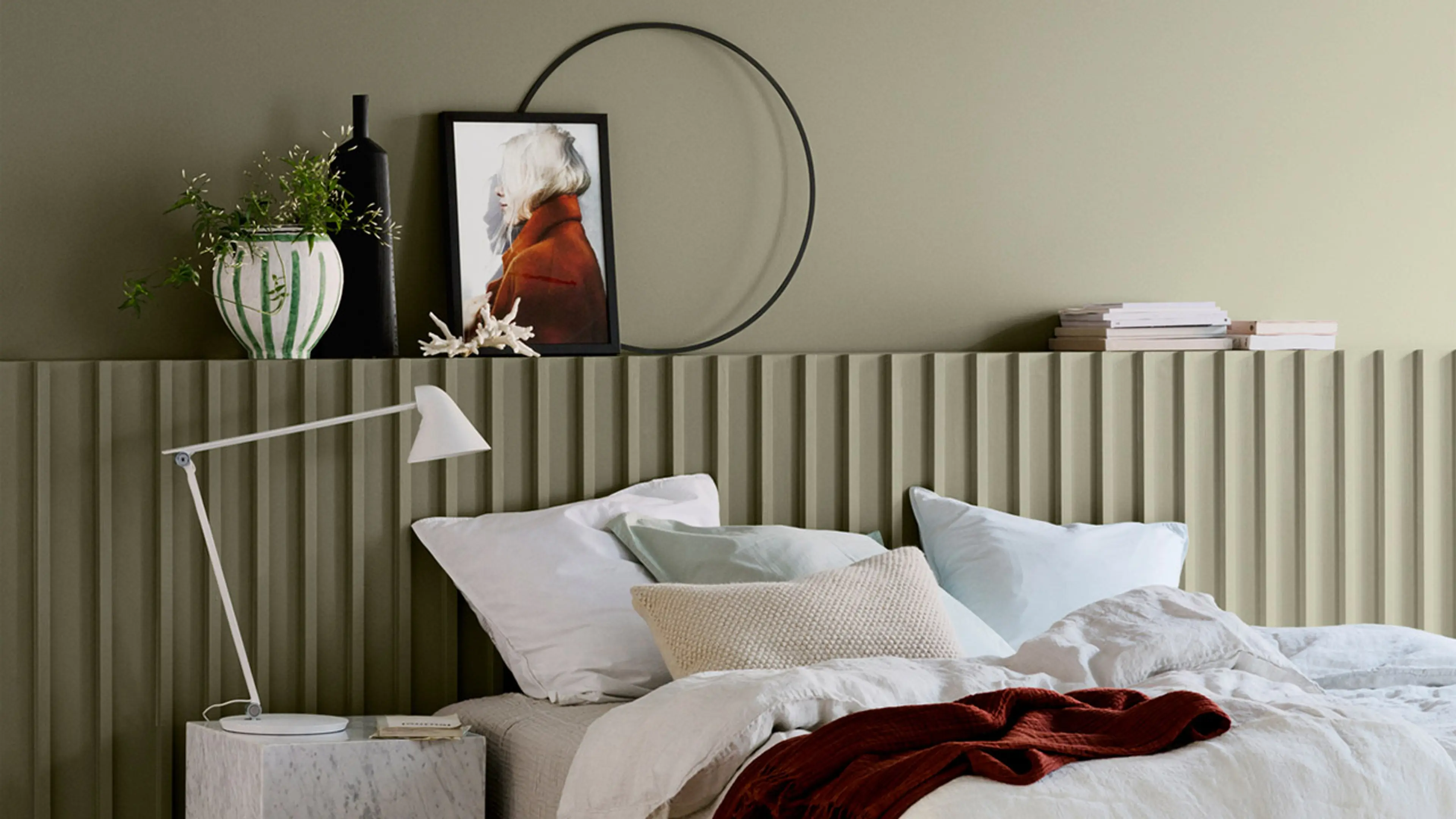 Grønt soverom i fargen 8302 Laurbær fra Jotun.