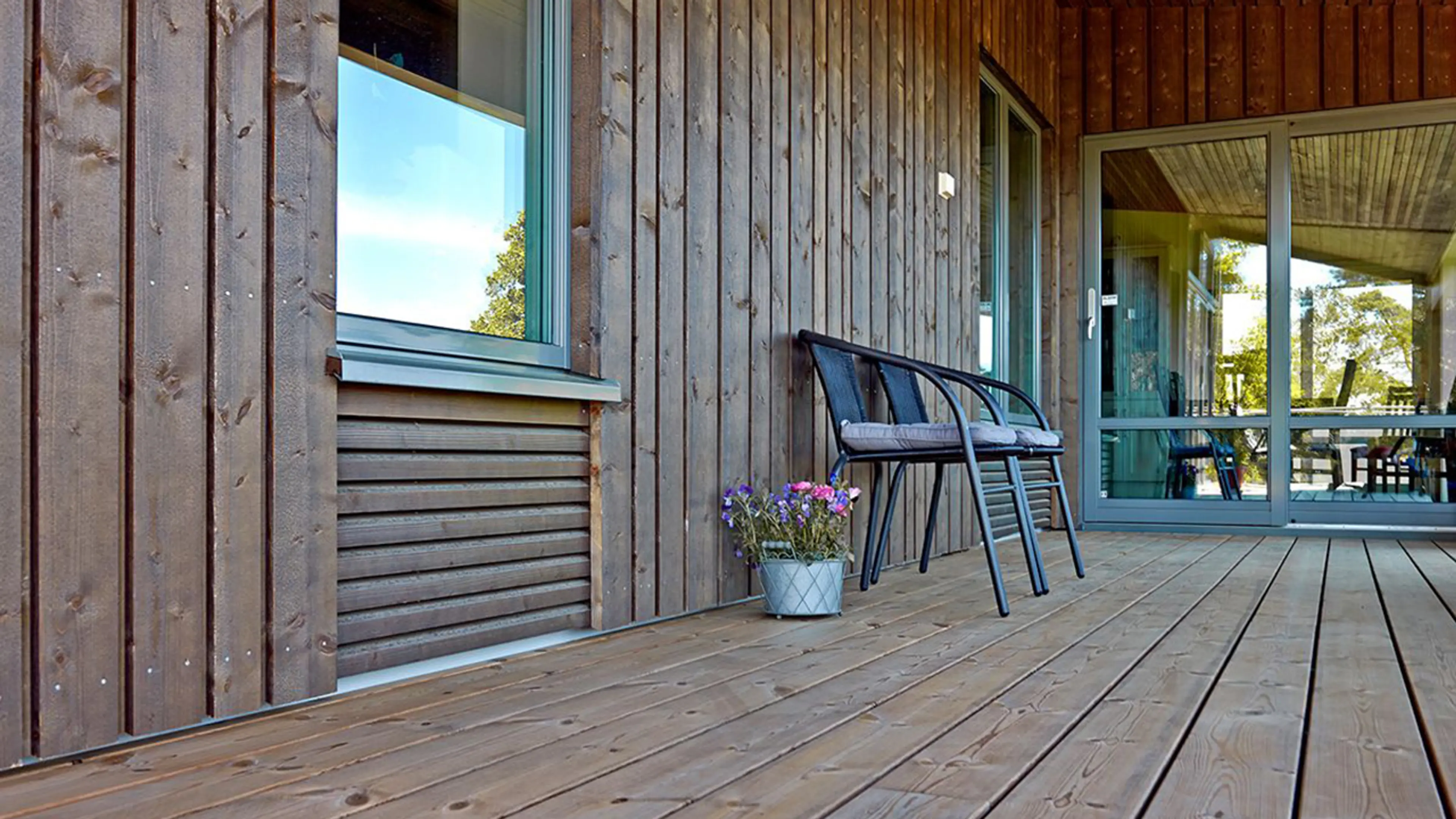 Hus med kledning i vedlikeholdsvennlig termofuru.