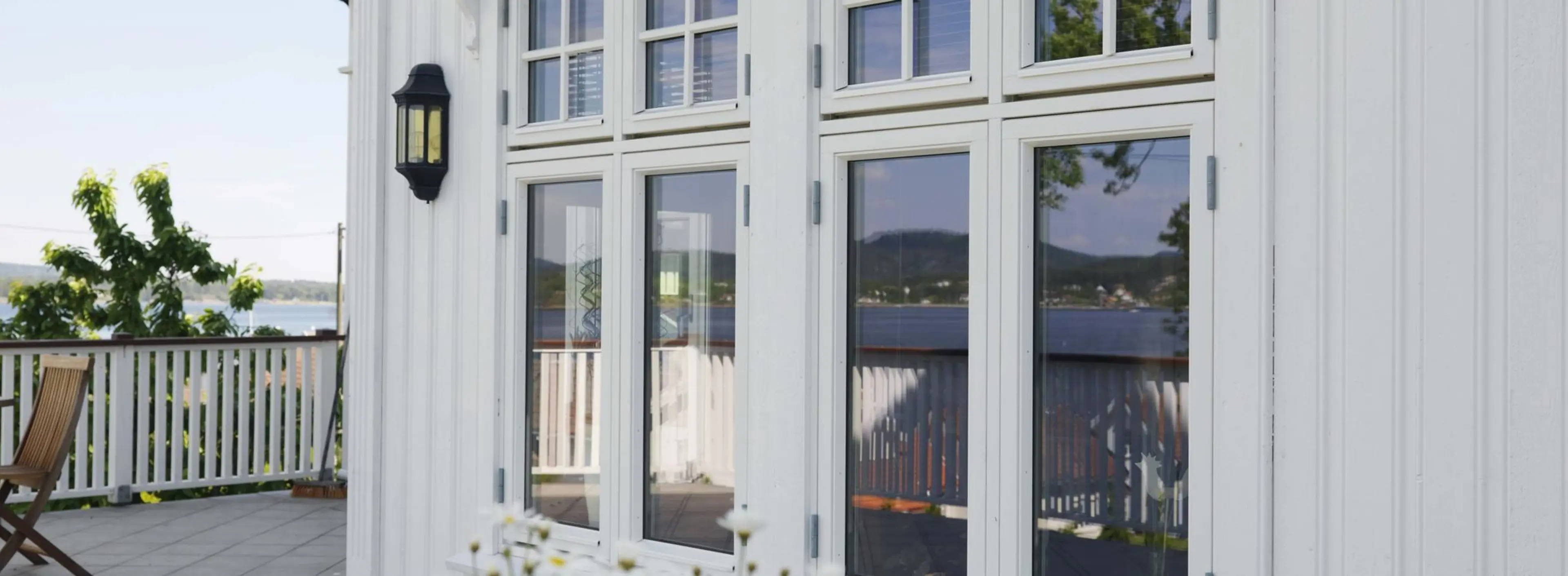 Hvite vinduer med sprosser