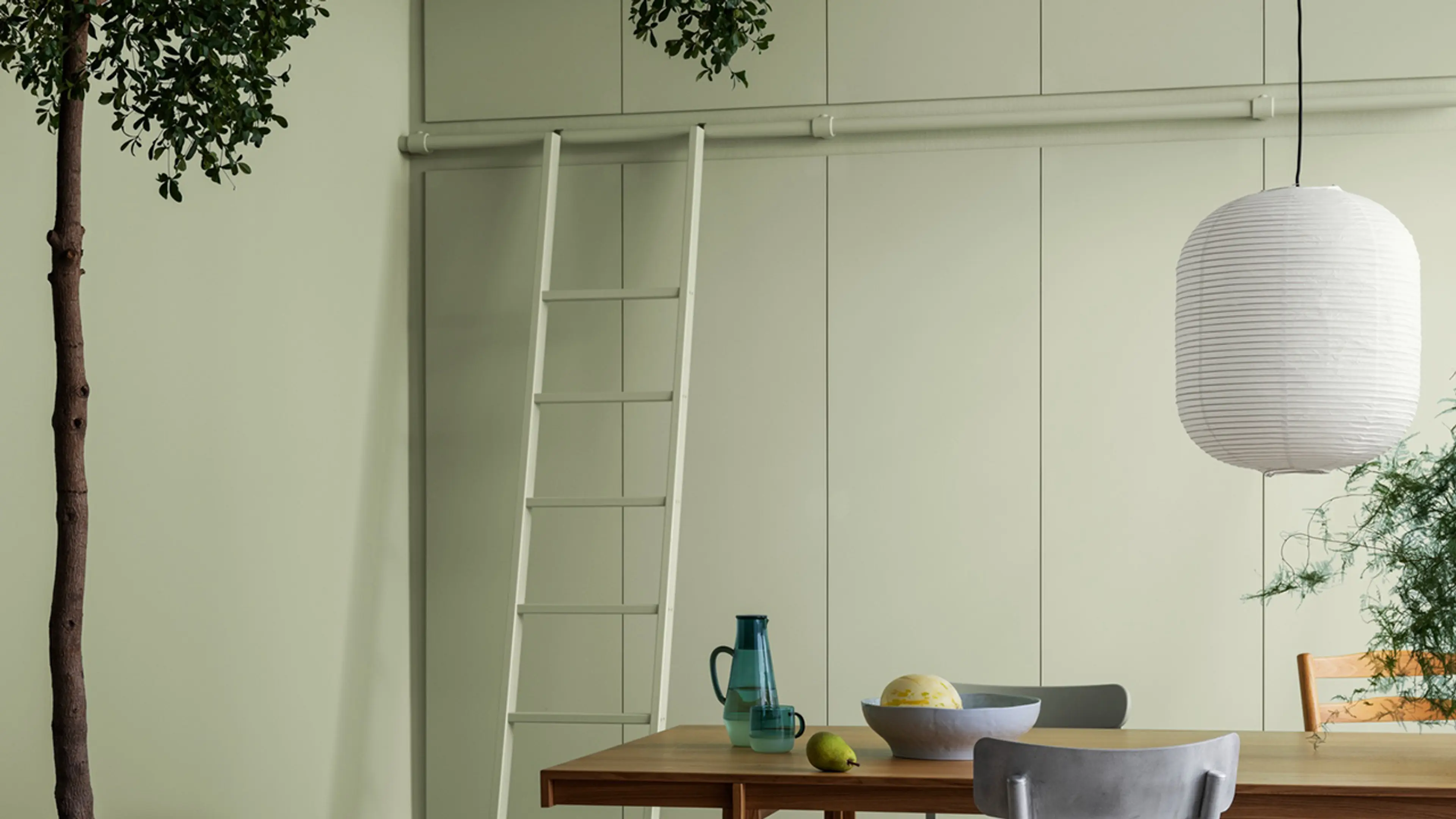 Stue og spisestue med stort tre malt med 7038 Dusk Green fra Jotun.