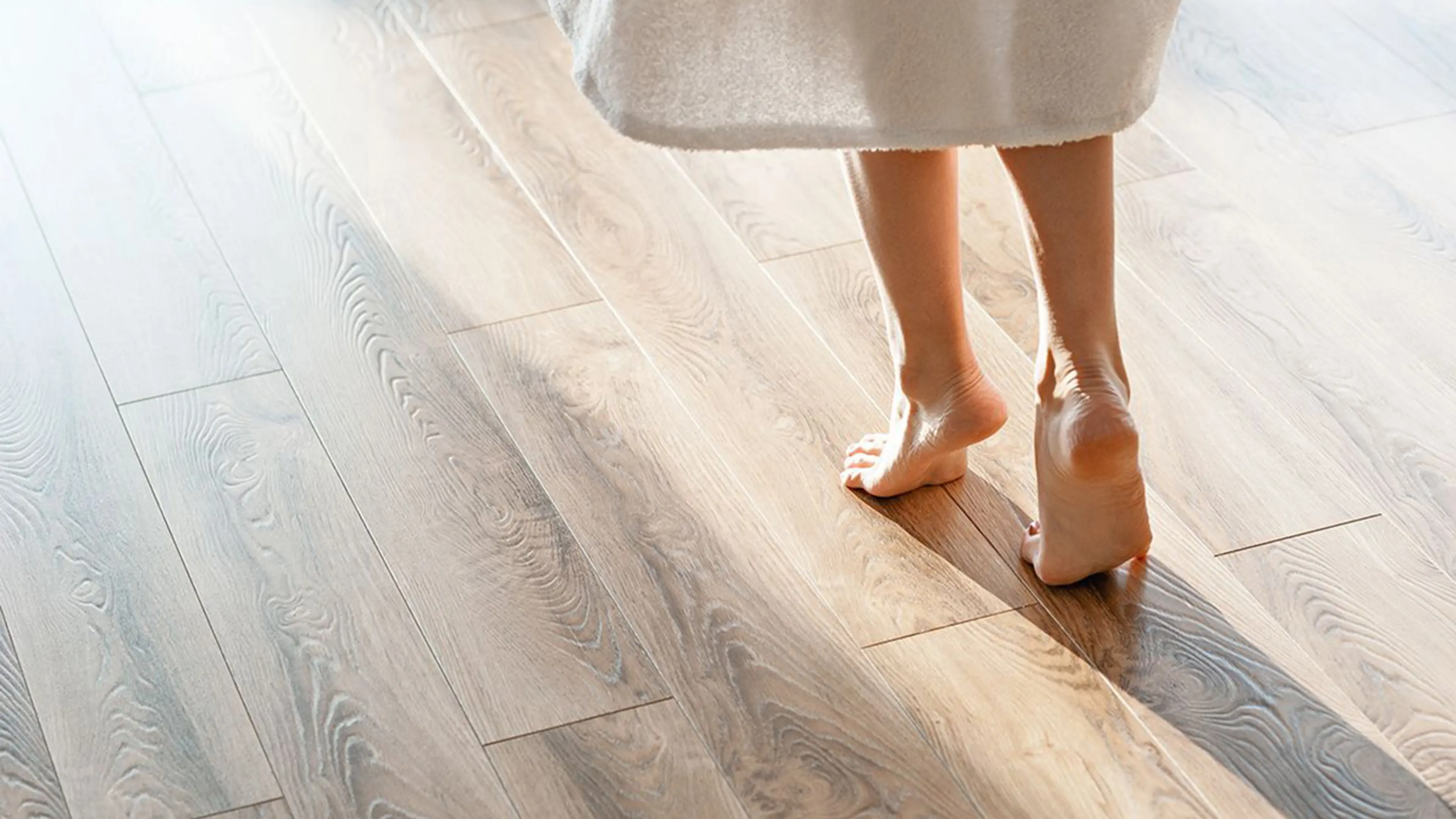 Kvinne som går på gulv.