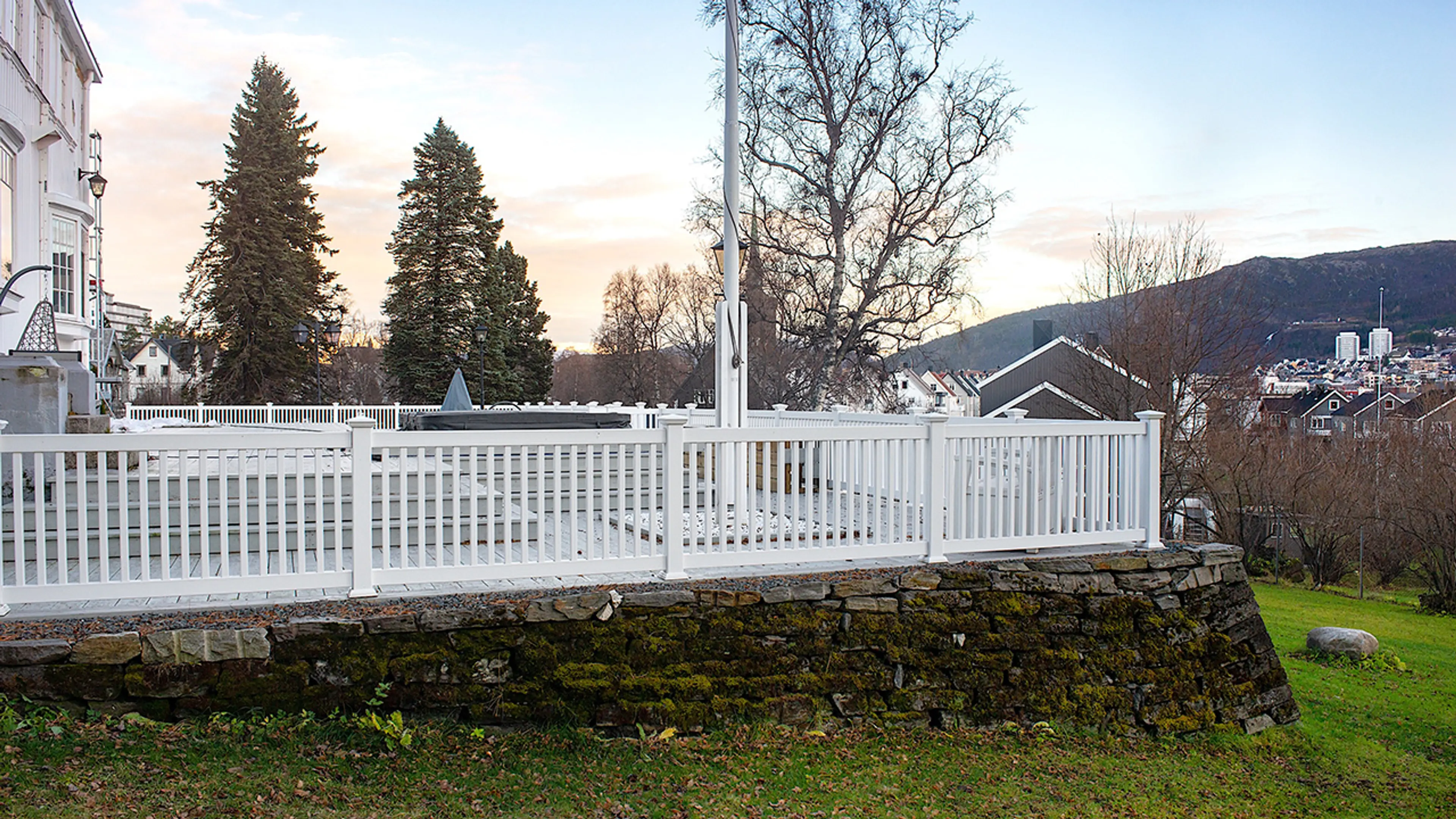 PVC rekkverk i hvit på terrasse.