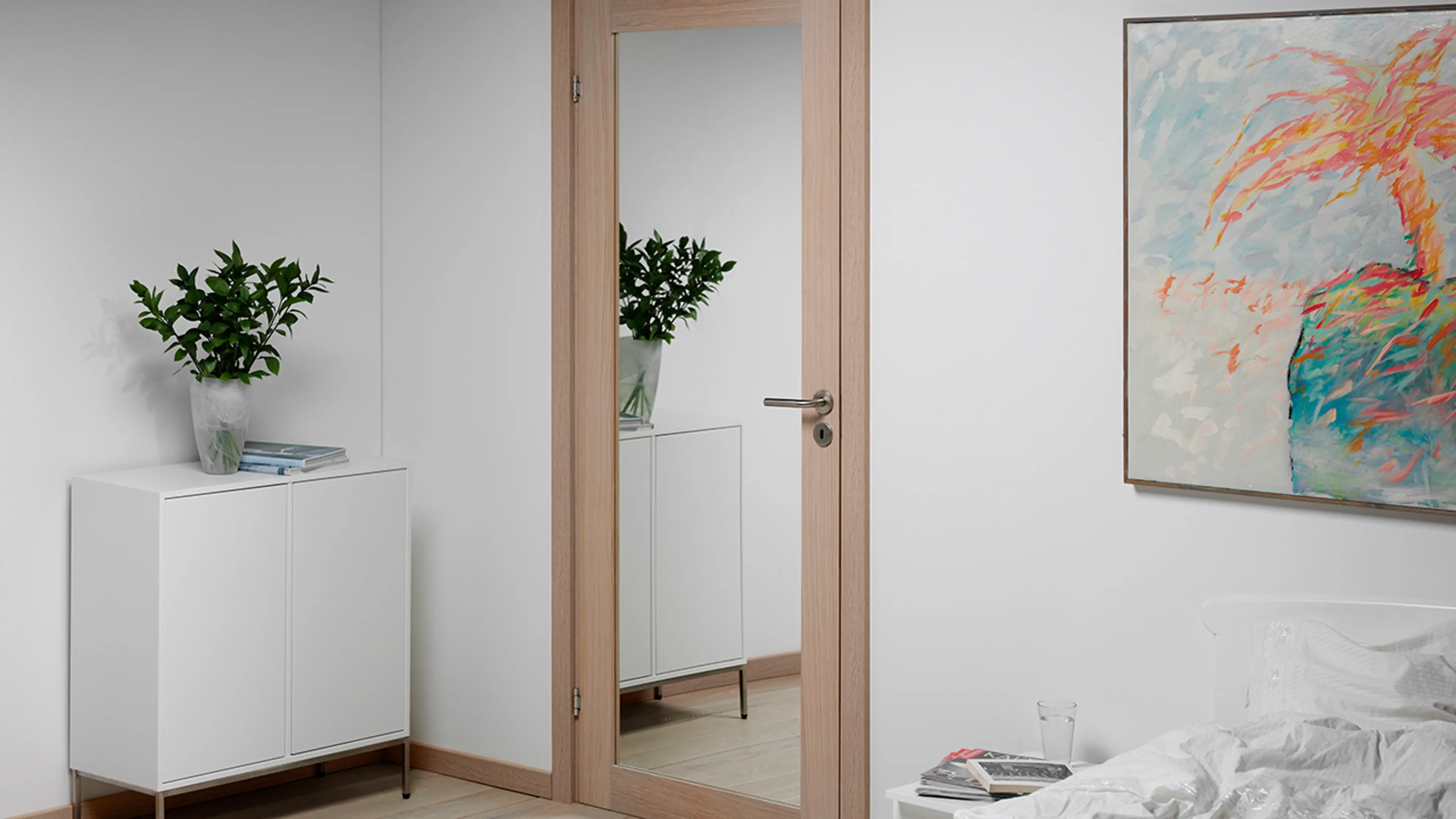 Soverom med innerdør eik og speil.