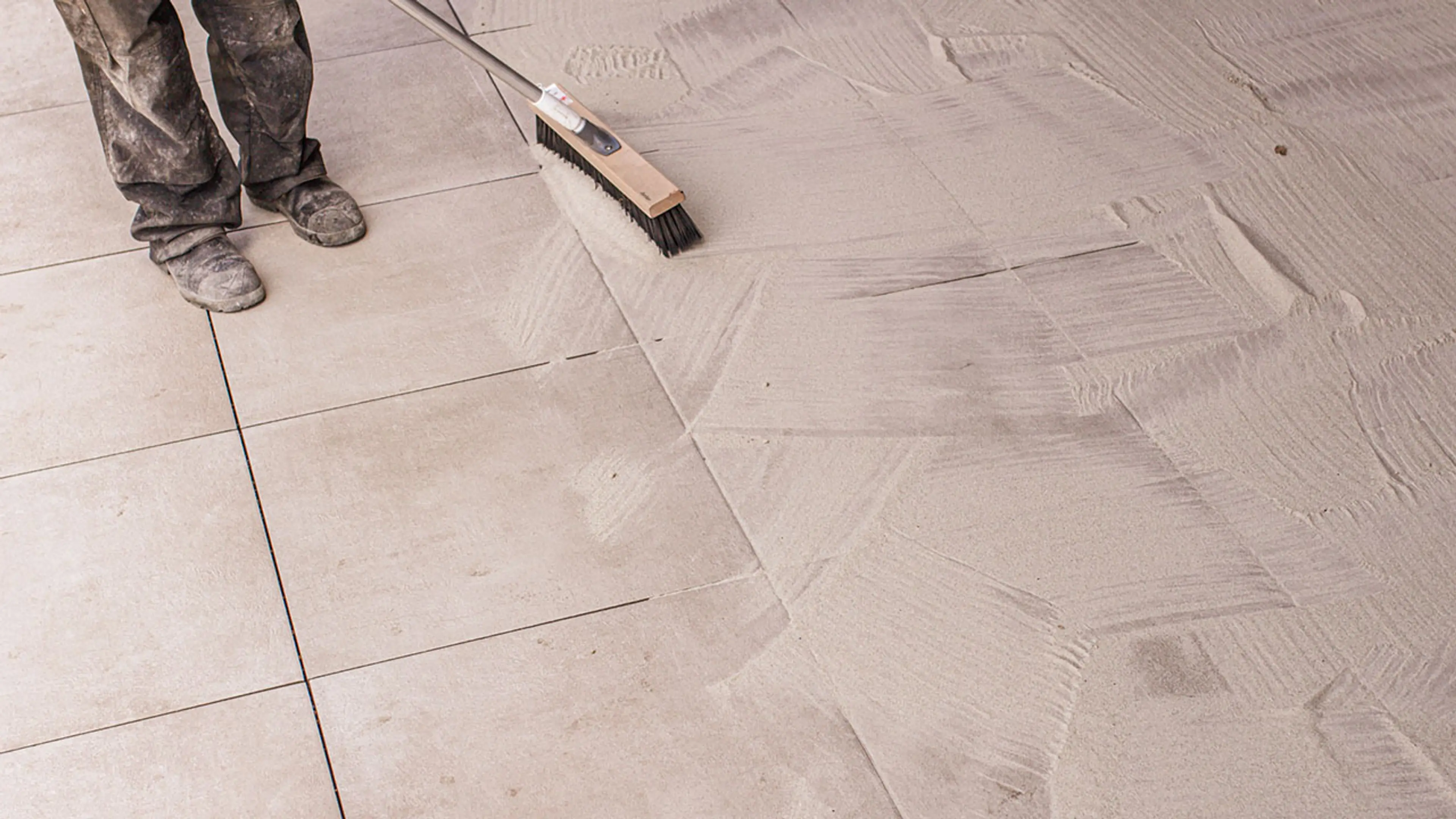 Person som fyller mellomrommene mellom heller.