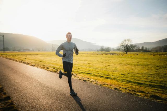 Privatist jogger langs en landevei i morgensol, illustrasjon for faget Helse og sykdom hos Sonans.
