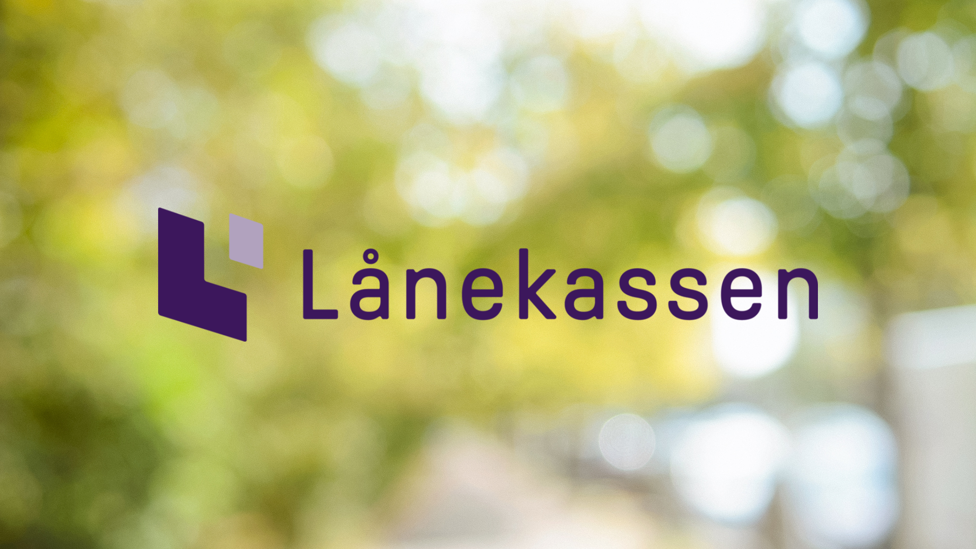 Lånekassen-logo på en uskarp bakgrunn med grønne og gule toner.