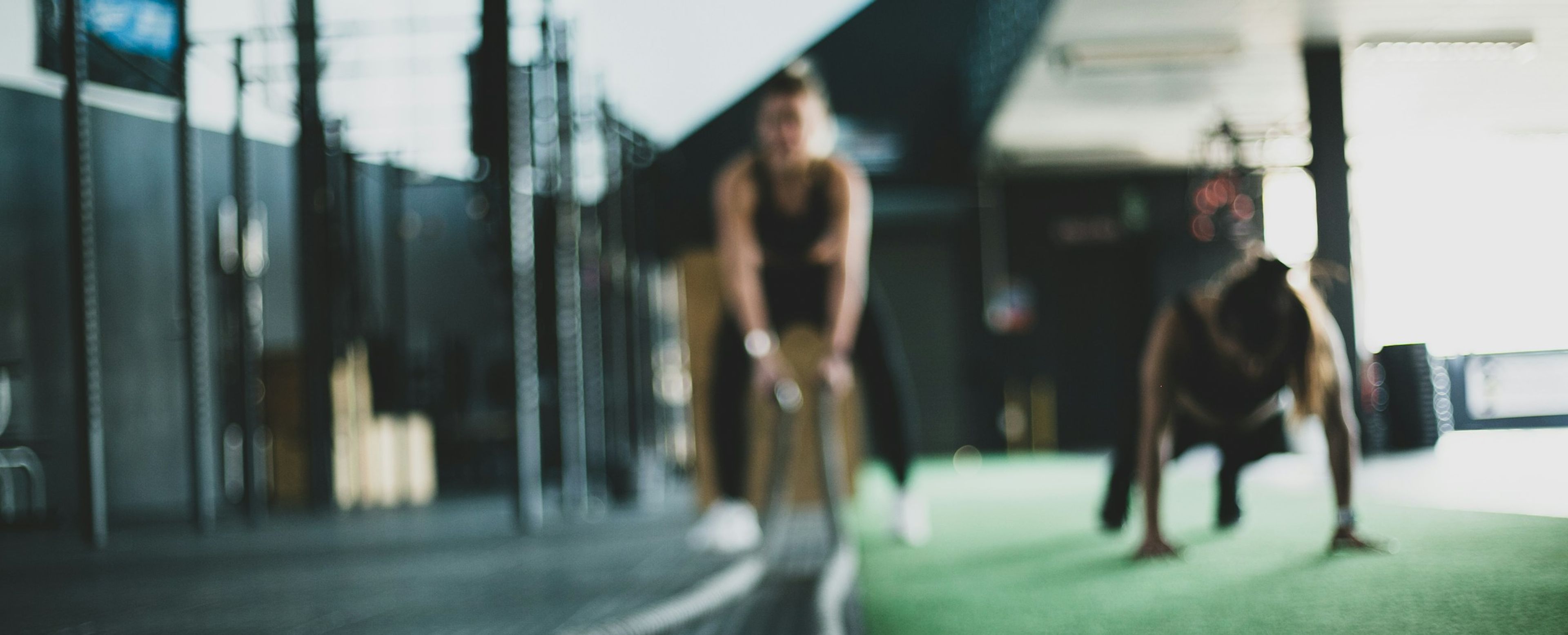 To personer som driver med styrketrening – illustrasjon for kroppsøving for privatister hos Sonans.