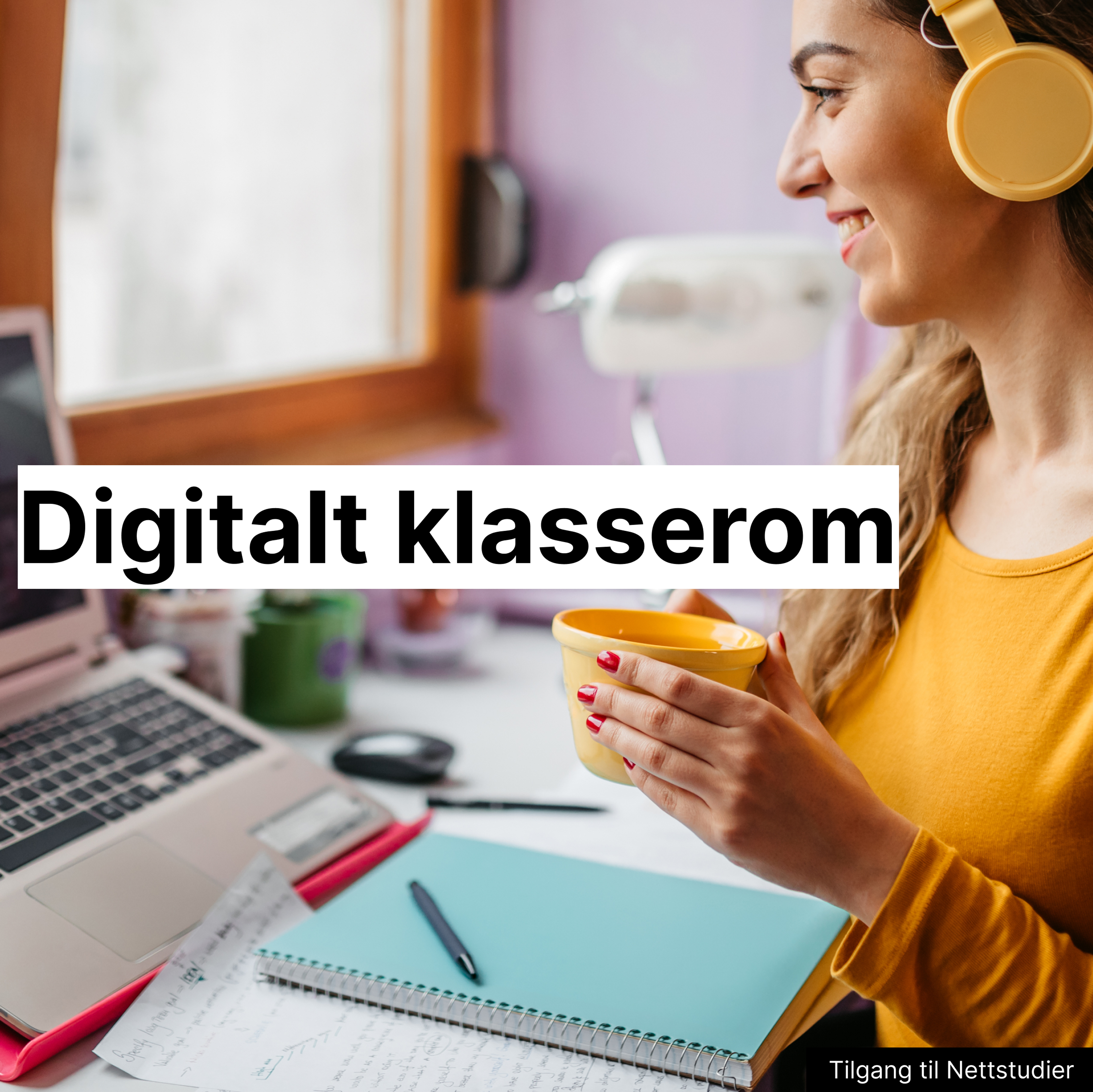Kvinne med gule hodetelefoner smiler foran laptop med notater. Tekst: “Digitalt klasserom"