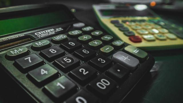 Nærbilde av to kalkulatorer.