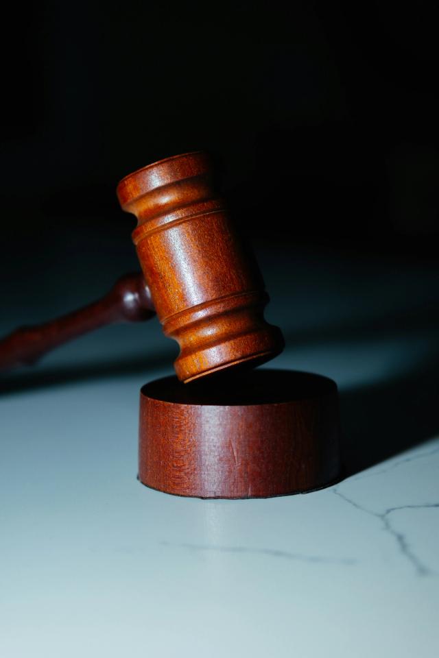 Dommerklubbe på bord - symbol på rettsstat og juridiske prosesser i Rettslære 2 hos Sonans
