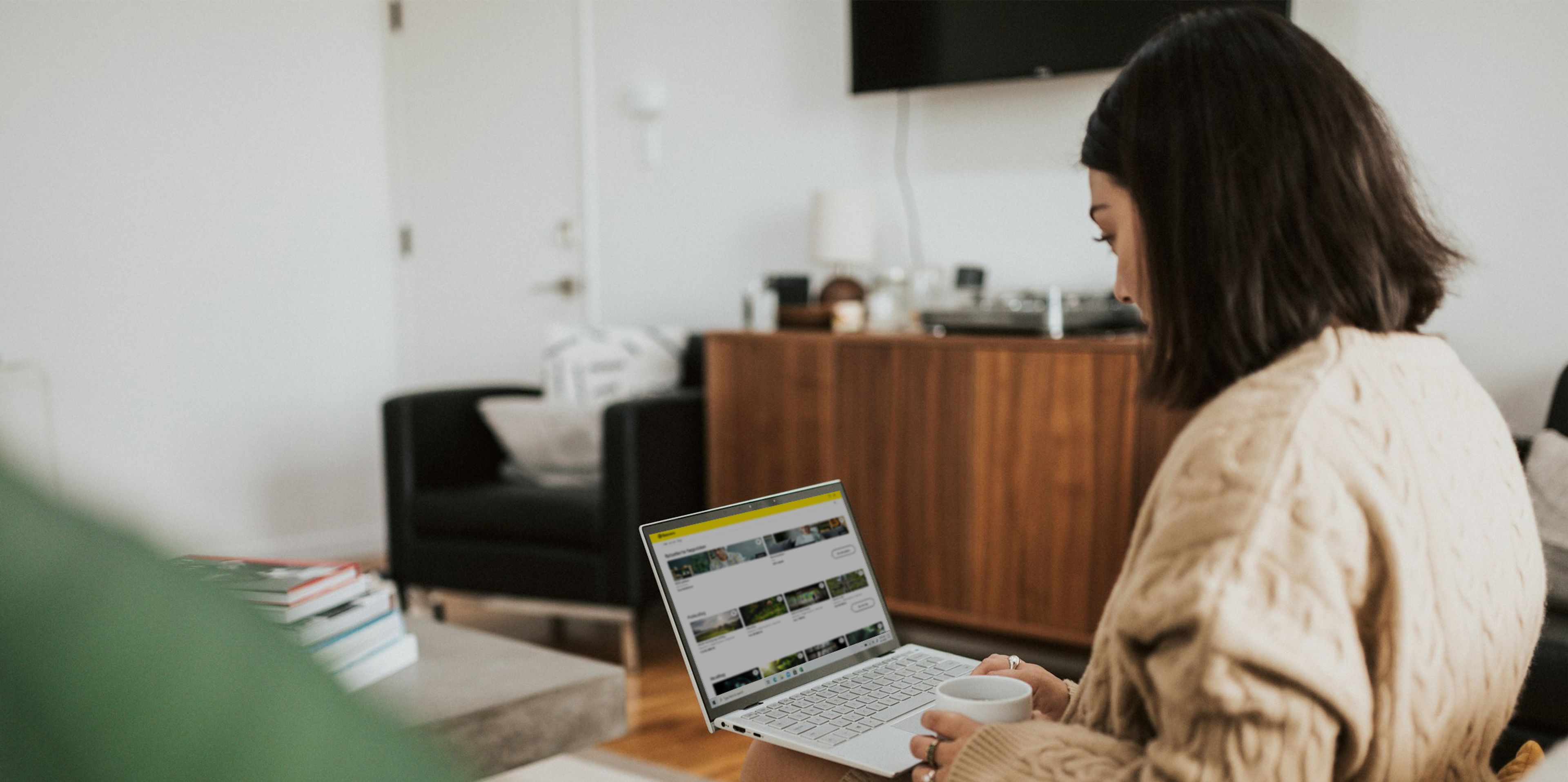 Person studerer som privatist på nett med bærbar PC – illustrerer fleksibel nettundervisning hos Sonans.