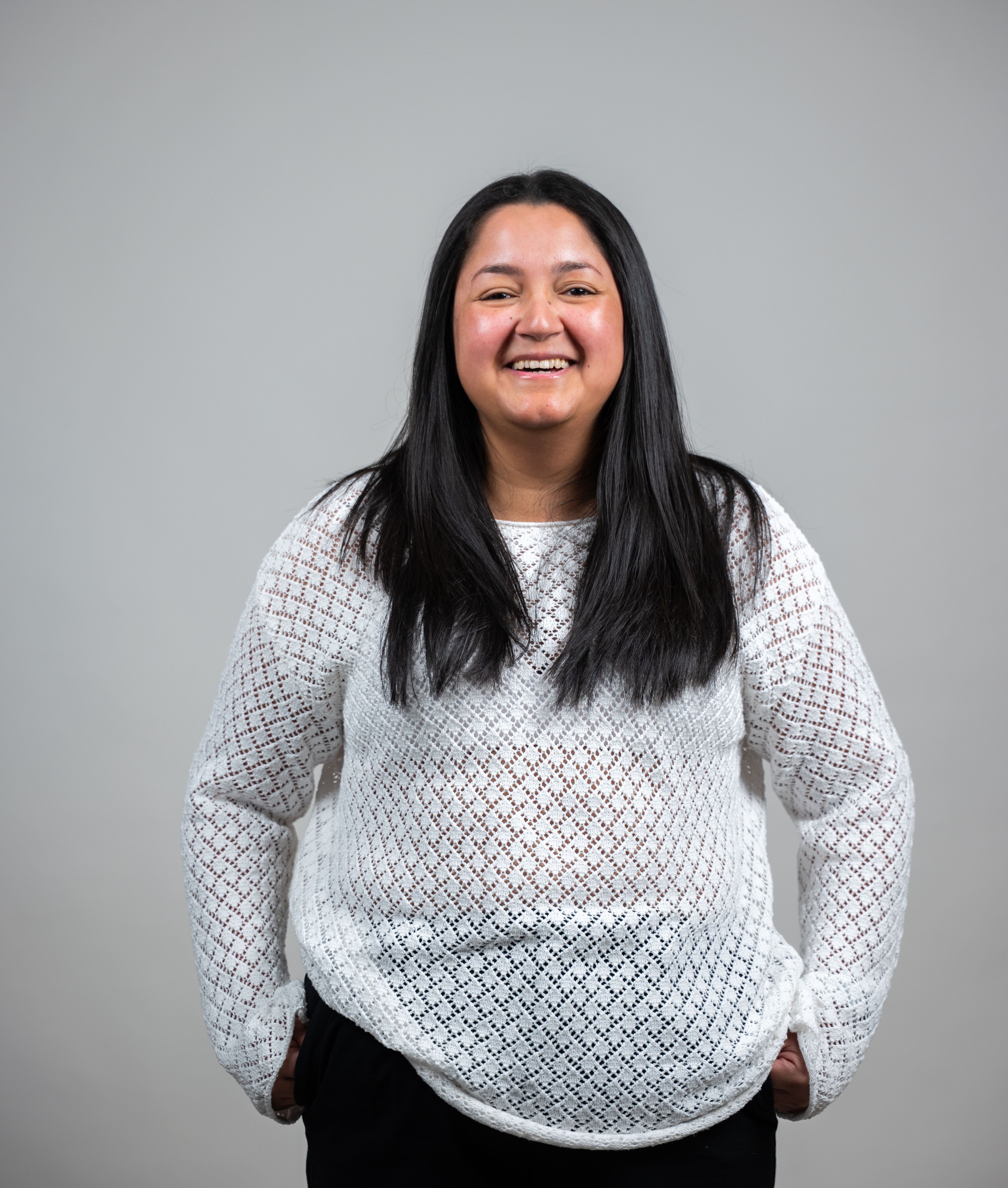 Smilende kvinne med lys genser