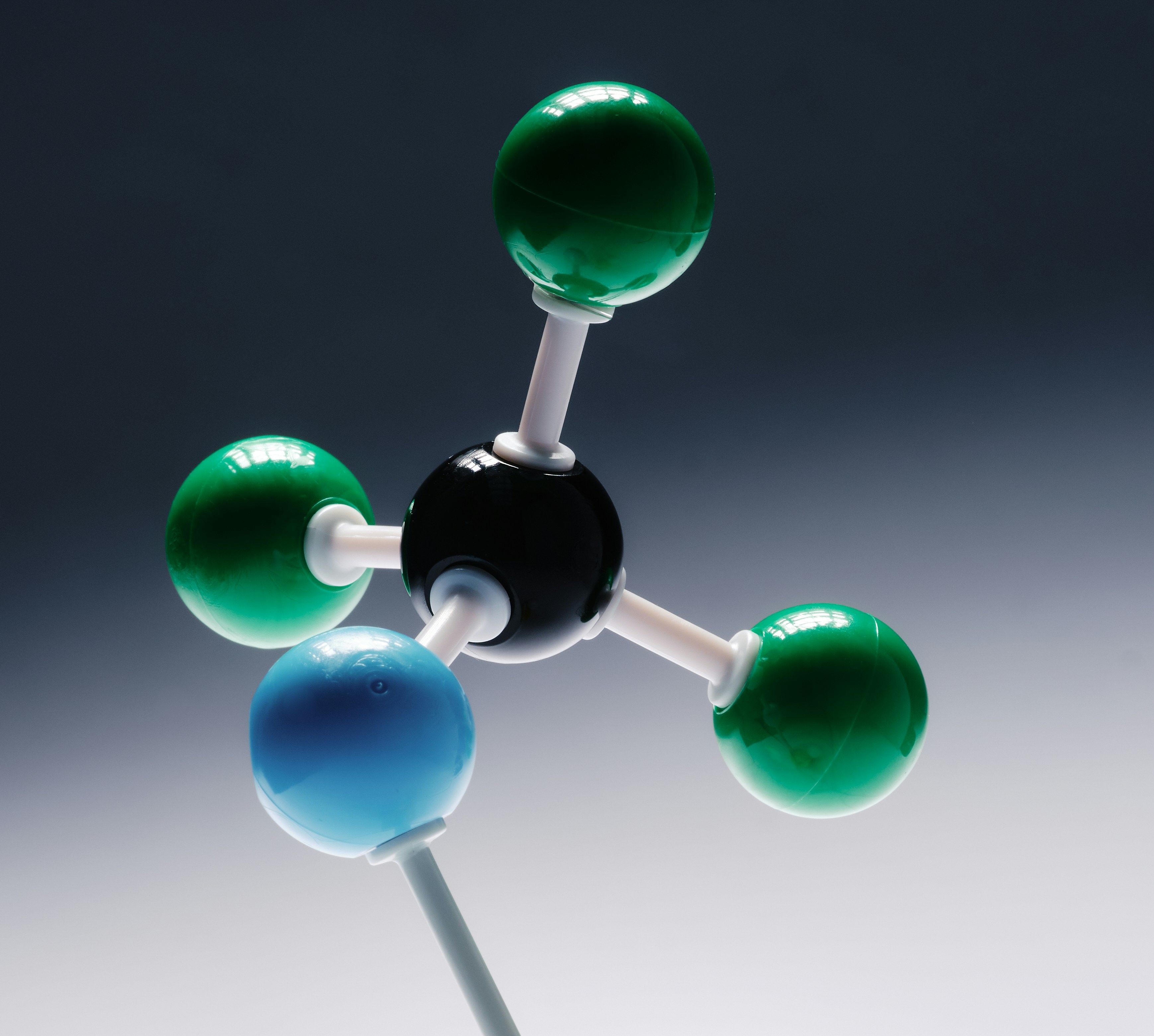 Molekylmodell som viser kjemiske bindinger, et sentralt tema i Kjemi 1 labkurs.