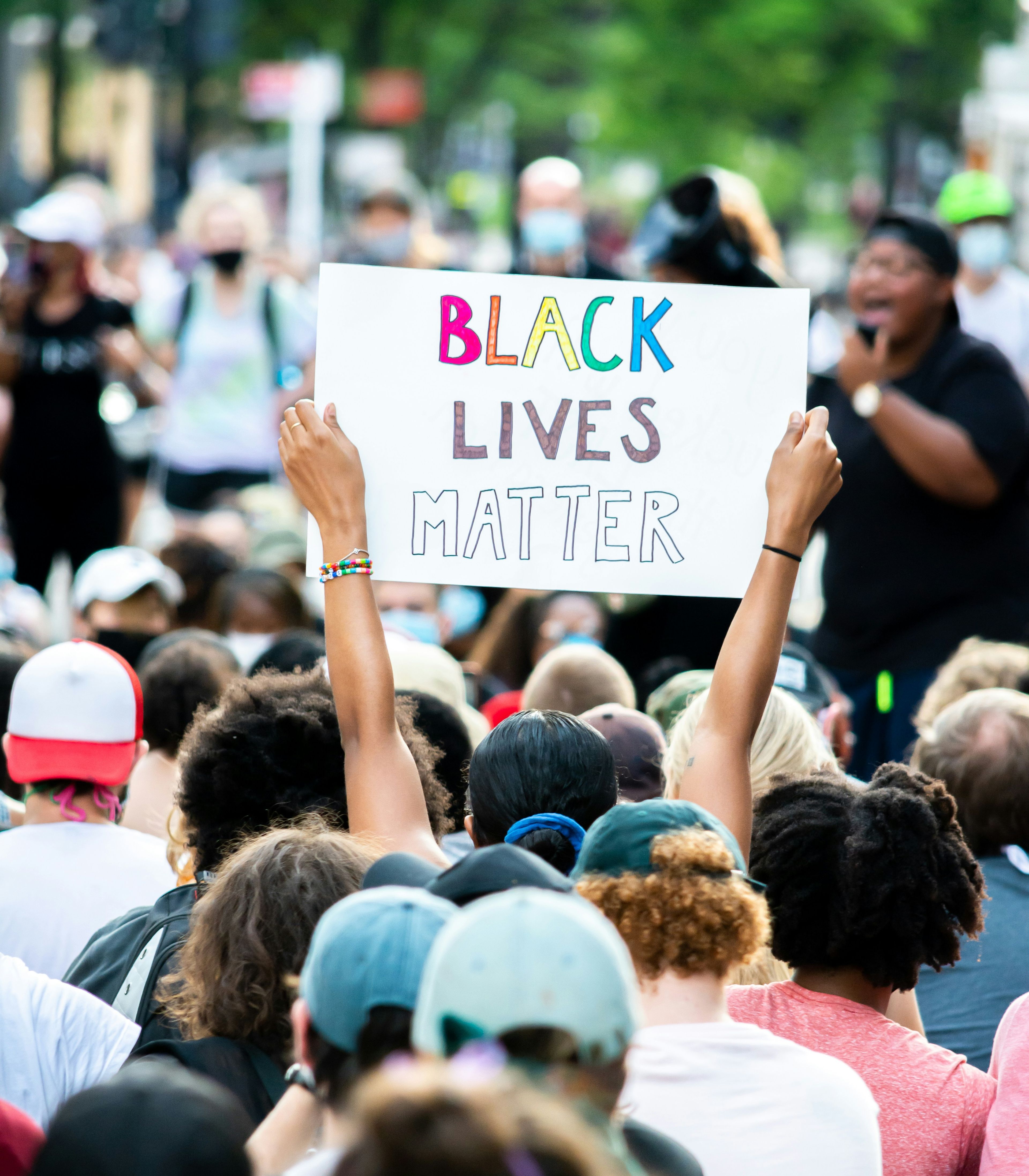 Demonstrasjon for rettferdighet - illustrerer samfunnsengasjement i faget Politikk og menneskerettigheter ved Sonans.