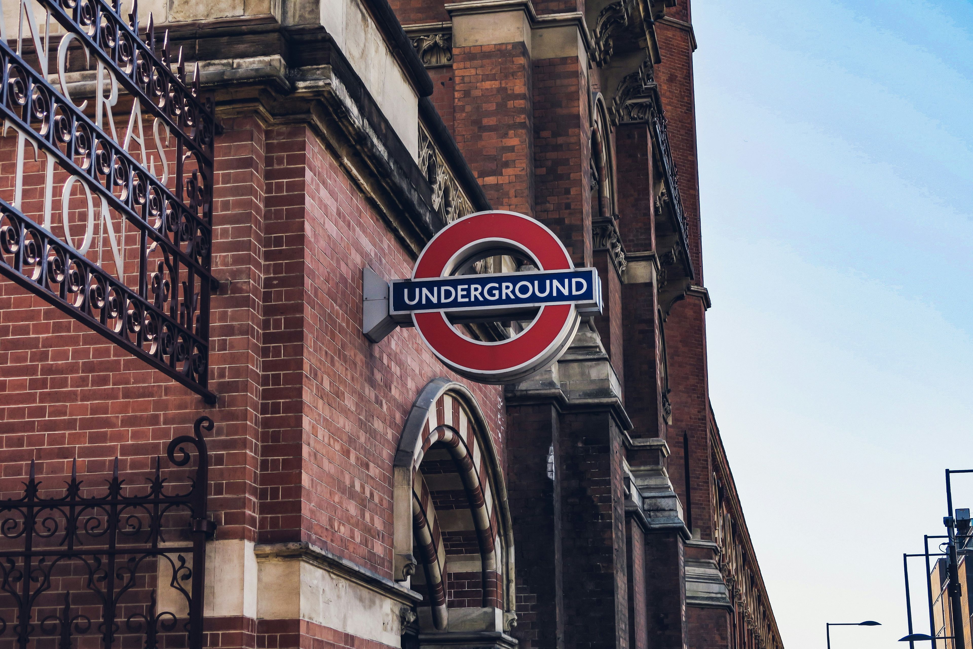 London Underground-skilt på en murbygning, symboliserer engelsk språk og kultur.