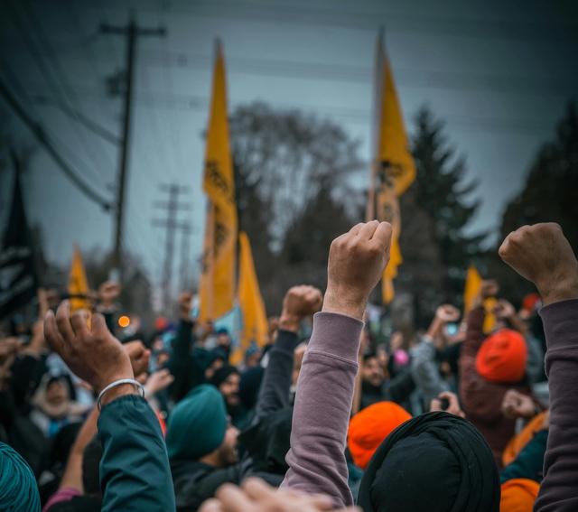 Demonstrasjon for rettferdighet - illustrerer samfunnsengasjement i faget Politikk og menneskerettigheter ved Sonans.