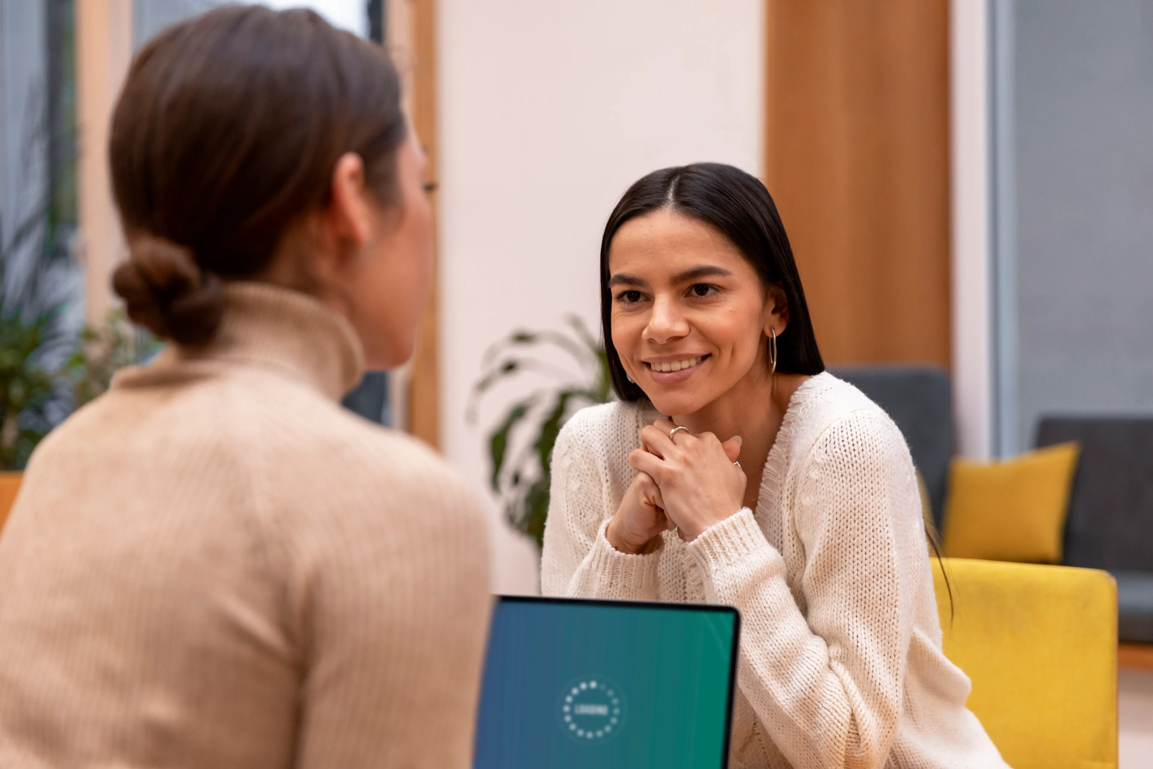 Rådgiver og student i gratis rådgivningssamtale på Sonans.