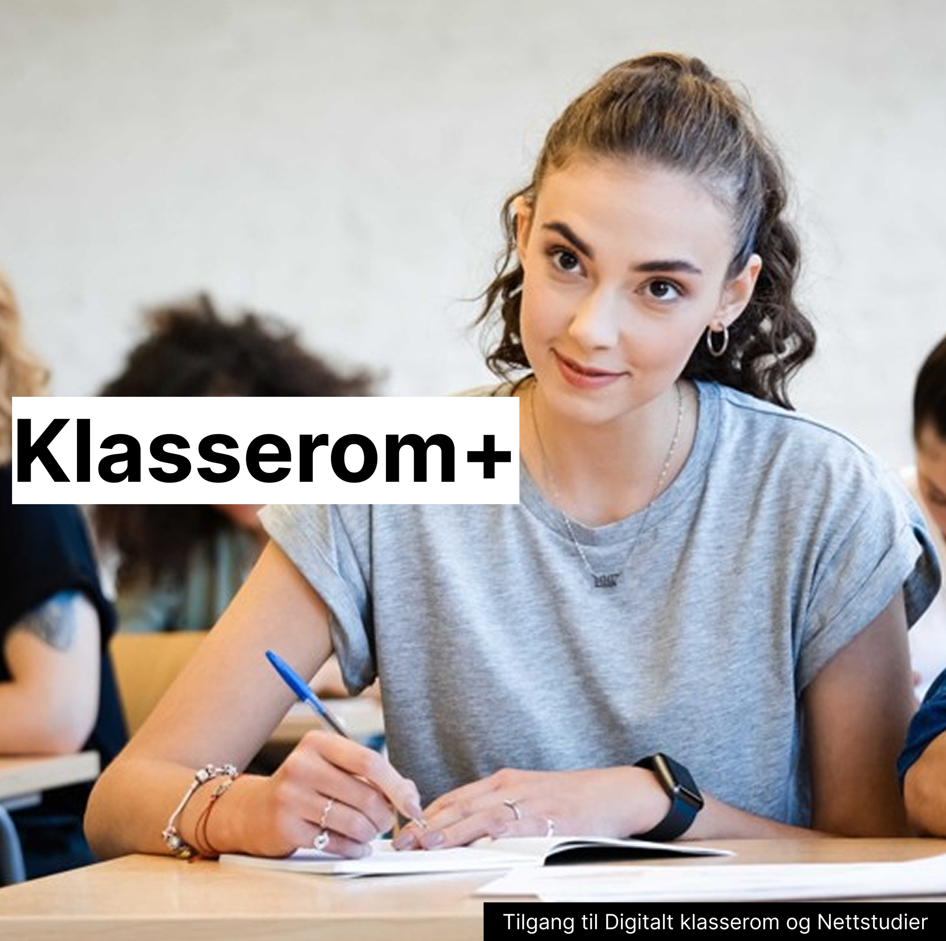 Ung kvinne sitter i et klasserom og skriver i en notatbok. Over bildet står teksten: “Klasserom+”. Nederst står teksten: “Tilgang til Digitalt klasserom og Nettstudier”.