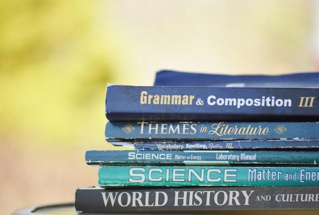 En stabel med engelske bøker om forskjellige temaer, som grammatikk, litteratur, vitenskap og verdenshistorie.