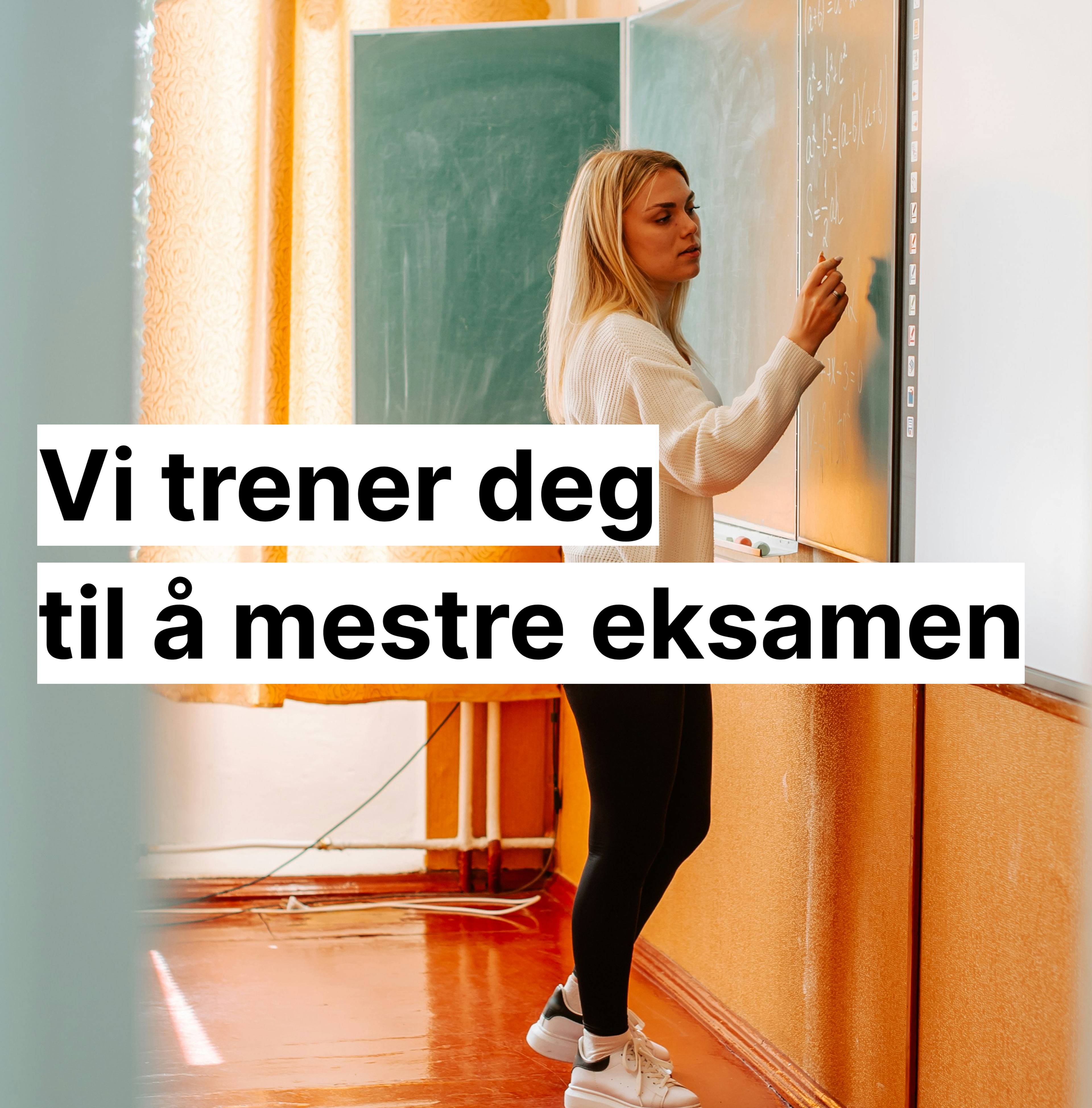 Lærer skriver på tavle i klasserom. Tekst: “Vi trener deg til å mestre eksamen”