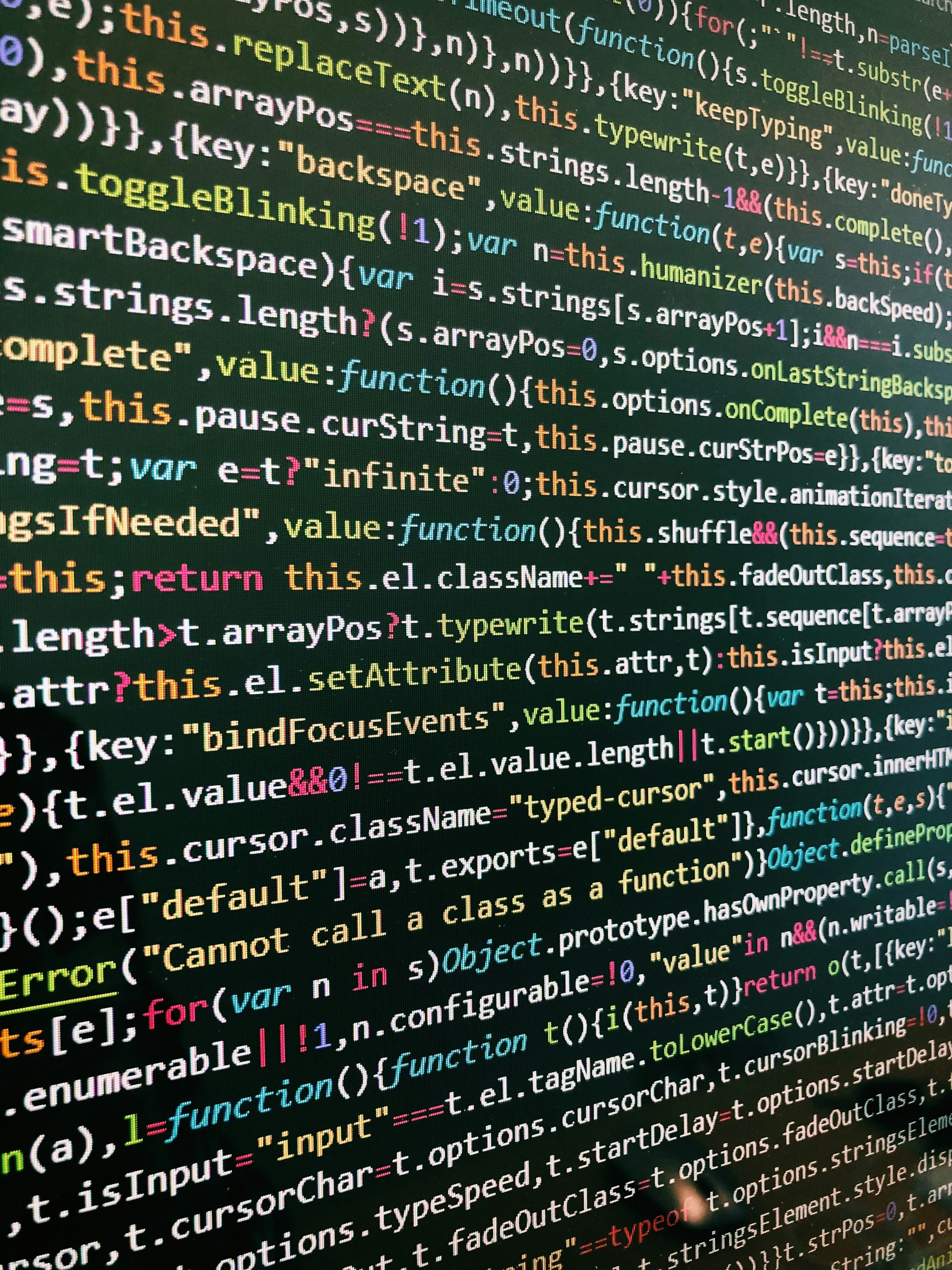 Fargekodet programmeringskode på en skjerm, viktige elementer i Informasjonsteknologi 2.