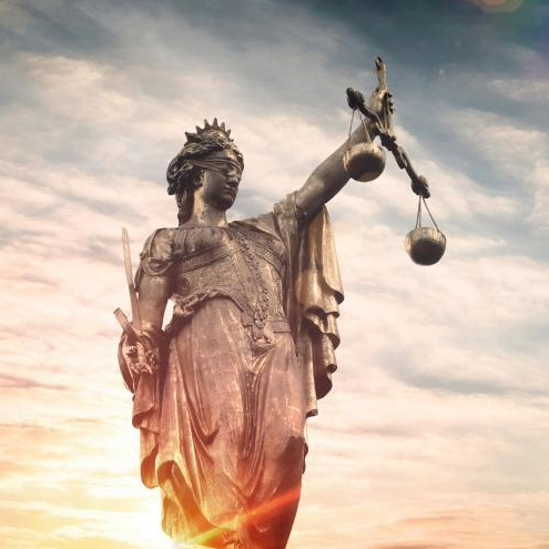 Justitia med vekt og sverd - symbol på rettferdighet brukt i Rettslære 1 hos Sonans