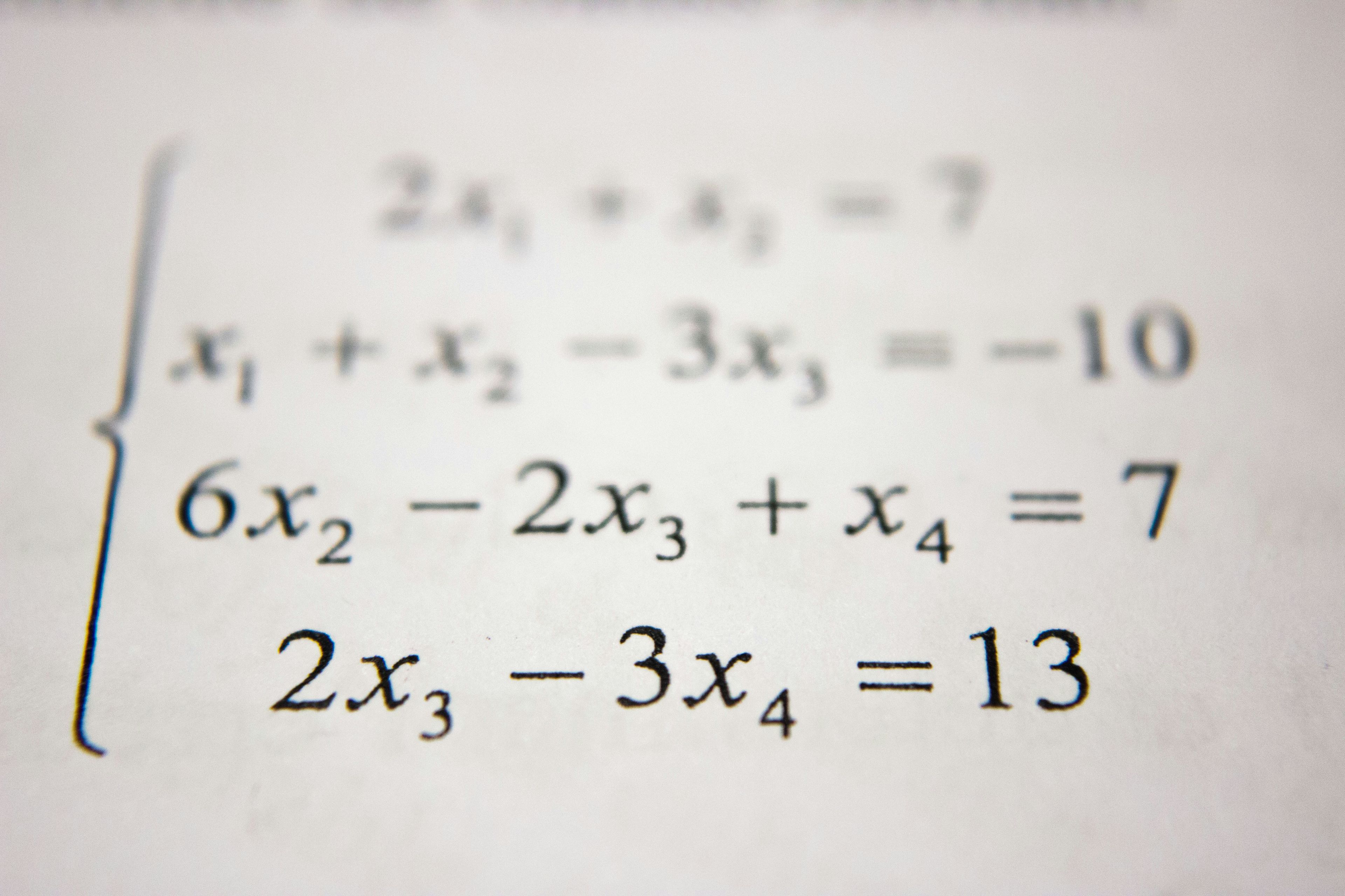 Matematiske likninger skrevet på papir, med fokus på algebra og variabler - typisk innhold i faget Matematikk S2.