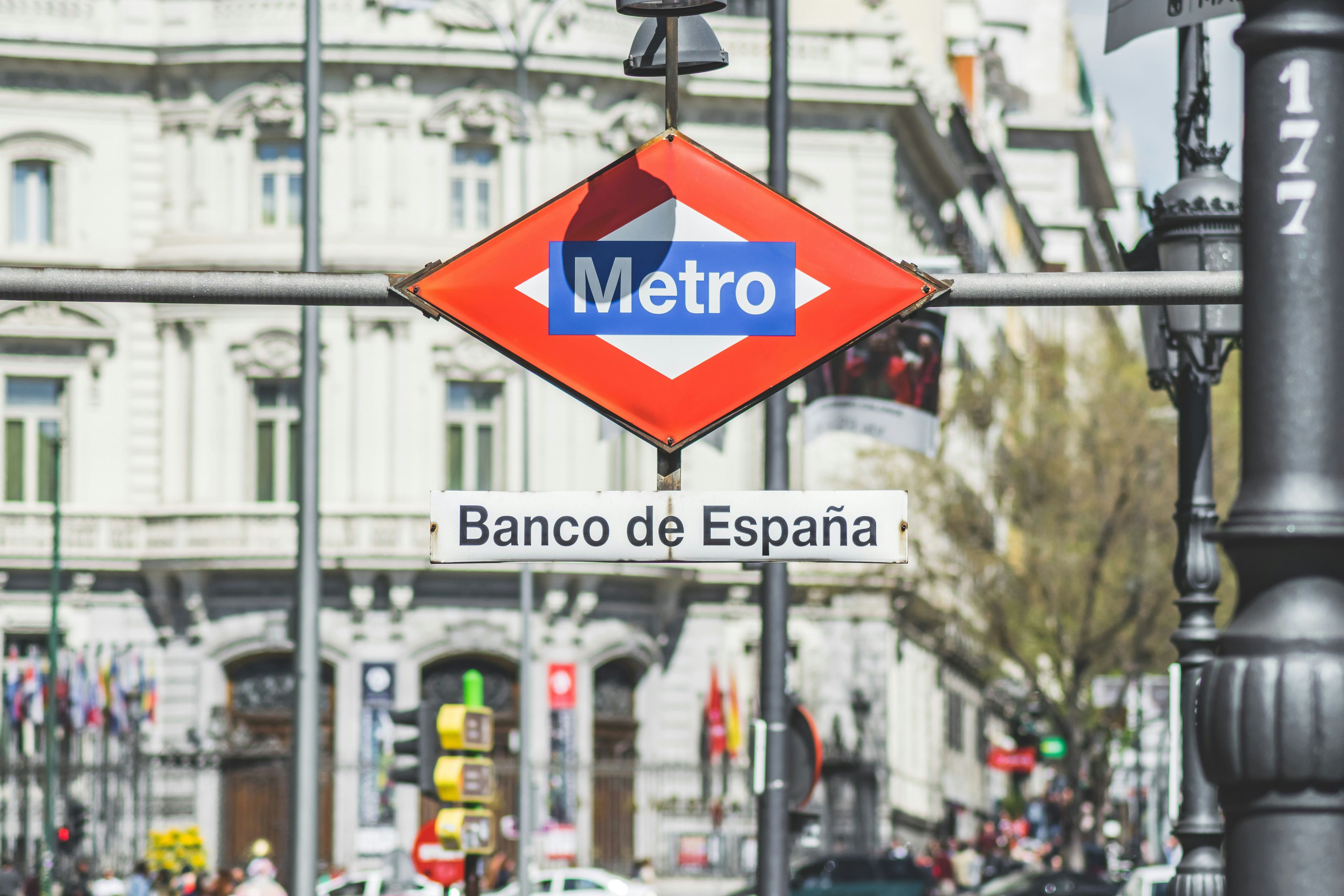 Metro-skilt ved Banco de España i Madrid - illustrerer språklæring og kulturinnsikt i Spansk I + II ved Sonans