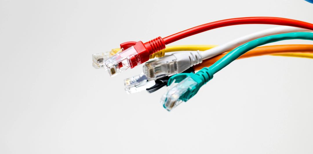 Flere fargede nettverkskabler mot en lys bakgrunn.
