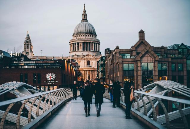 Studenter på vei over Millennium Bridge mot City of London School.