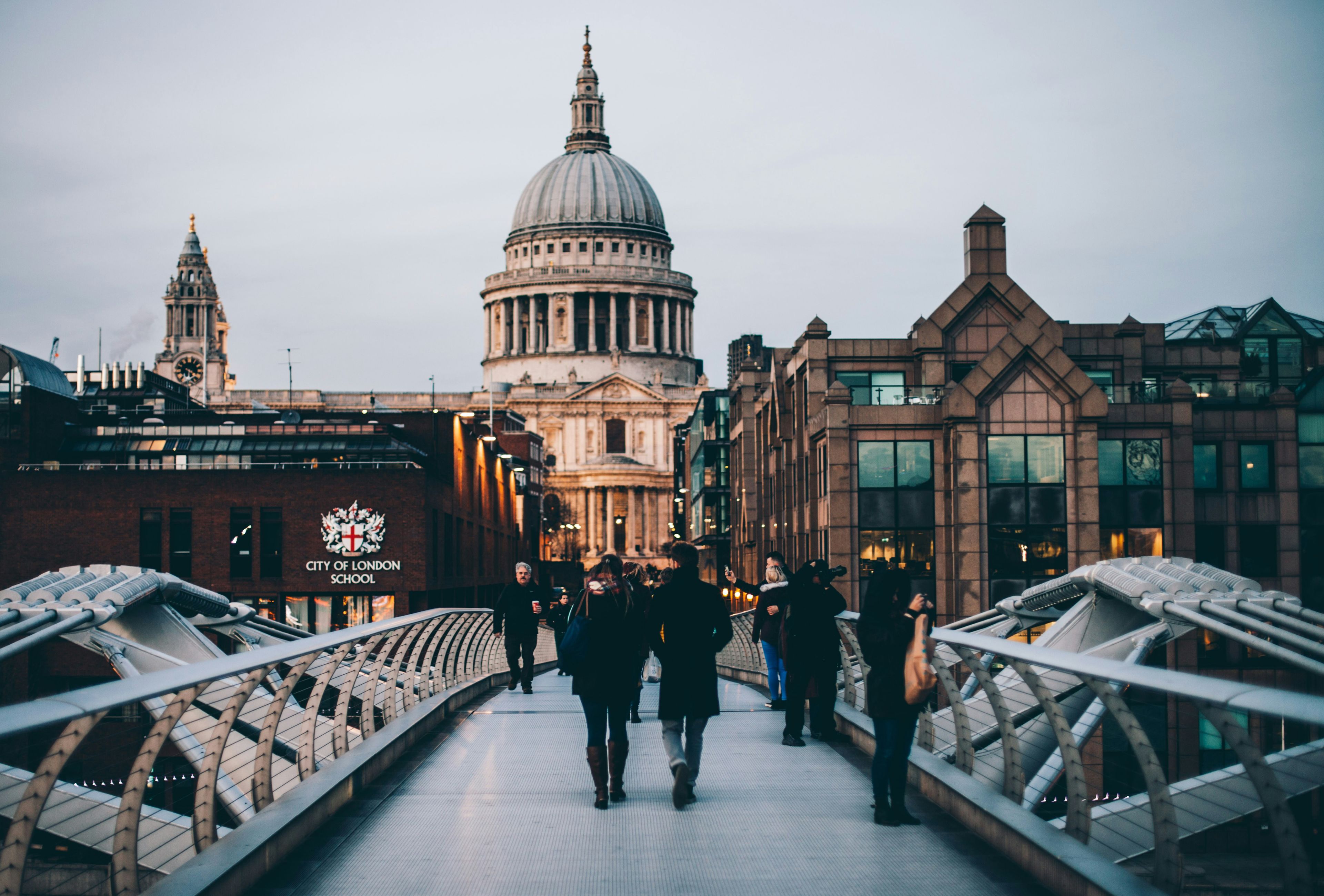 Studenter på vei over Millennium Bridge mot City of London School.