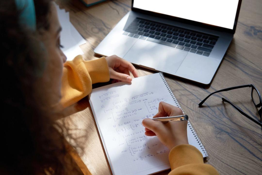 Student løser matematiske oppgaver som en del av undervisningen i Matematikk 1P.