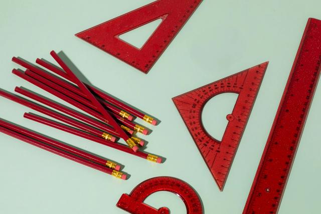 Røde blyanter og ulike linjaler - verktøy i matematikk som brukes på forkurs i S- og R-matte.