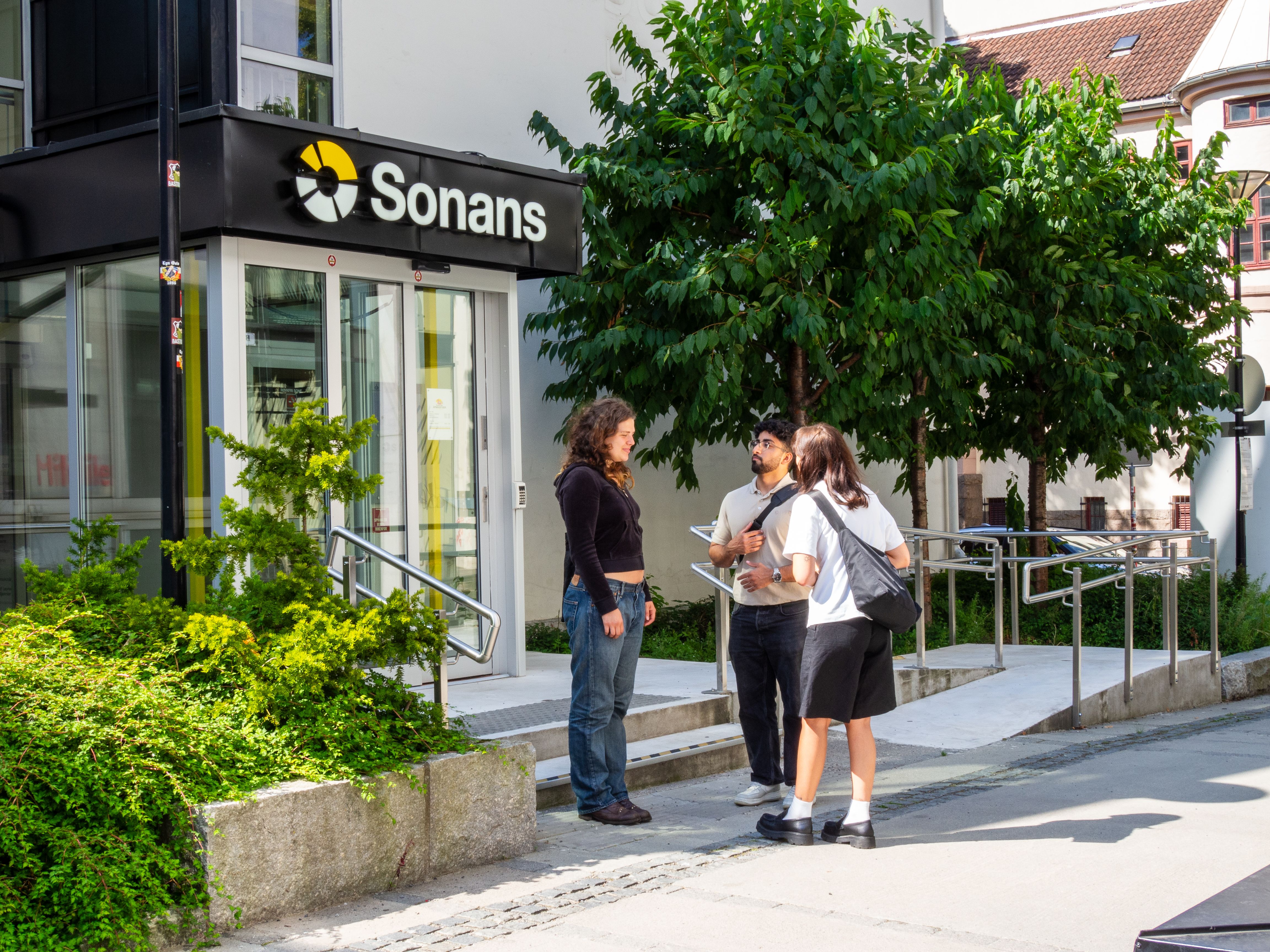 Tre studenter står utenfor inngangen til Sonans Oslo.