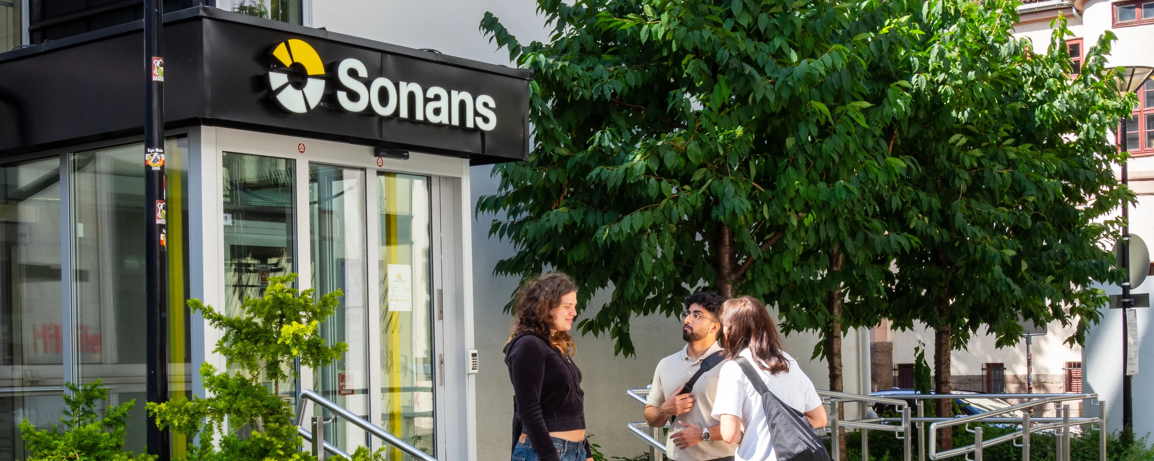 Tre studenter står utenfor inngangen til Sonans Oslo.