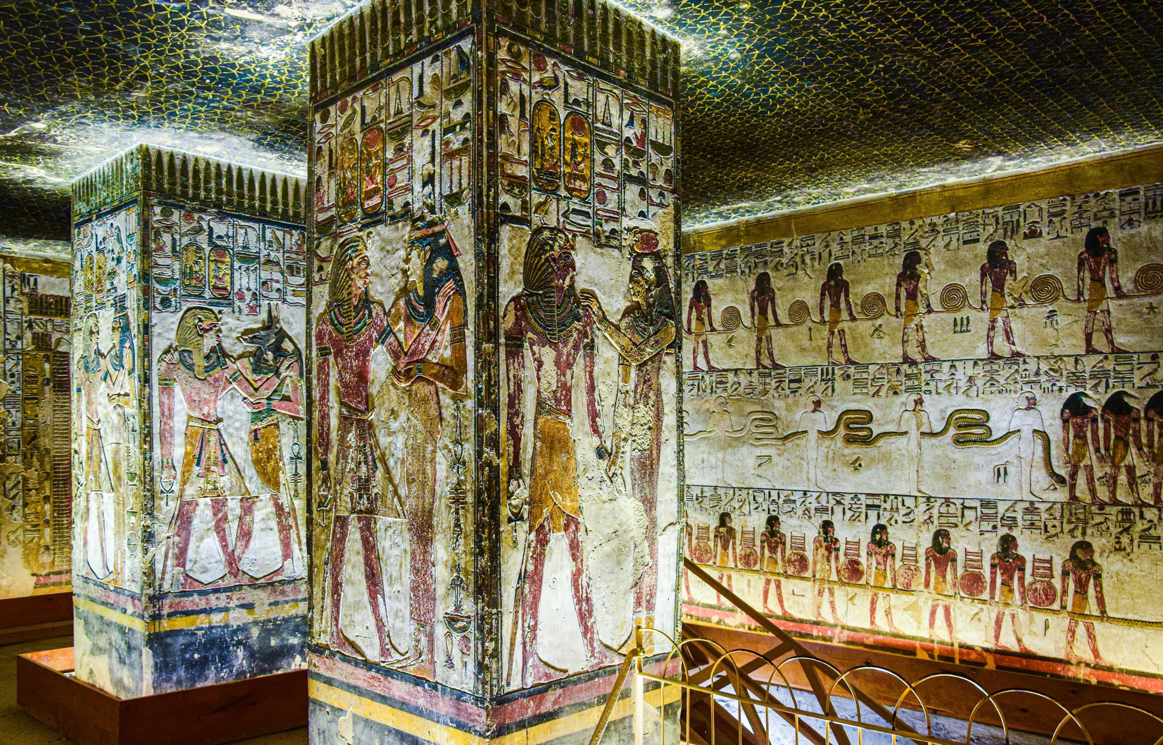 Bildet viser det indre av Tomb of Seti I in Egypt, dekorert med fargerike veggmalerier og hieroglyfer. Dette er typisk for kongegravene i Kongenes dal i Egypt, hvor faraoer fra det Nye riket ble gravlagt.