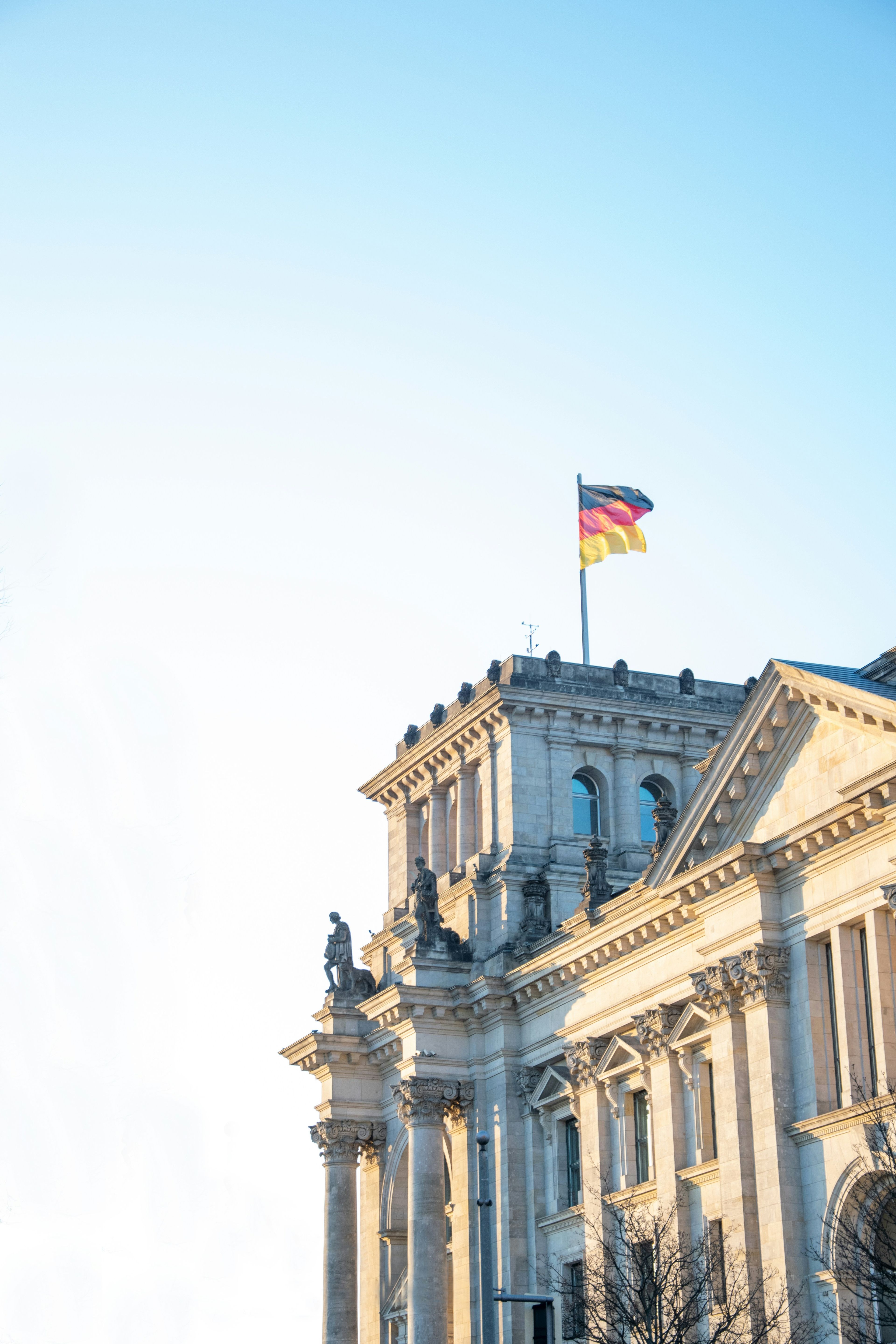 Tysk nasjonalforsamling i Berlin med tysk flagg - illustrerer kultur og samfunn i tysktalende land som er sentralt i Tysk I undervisningen.