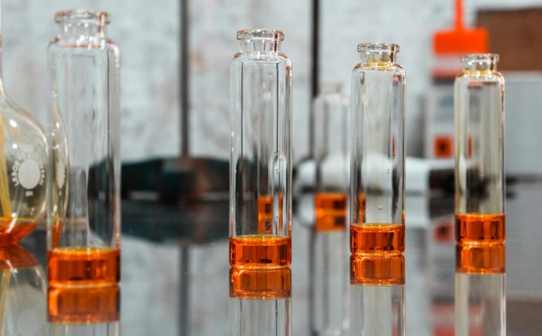 Glasskolber med kjemiske løsninger, lik de som brukes i laboratorieøvelser i Kjemi 1.
