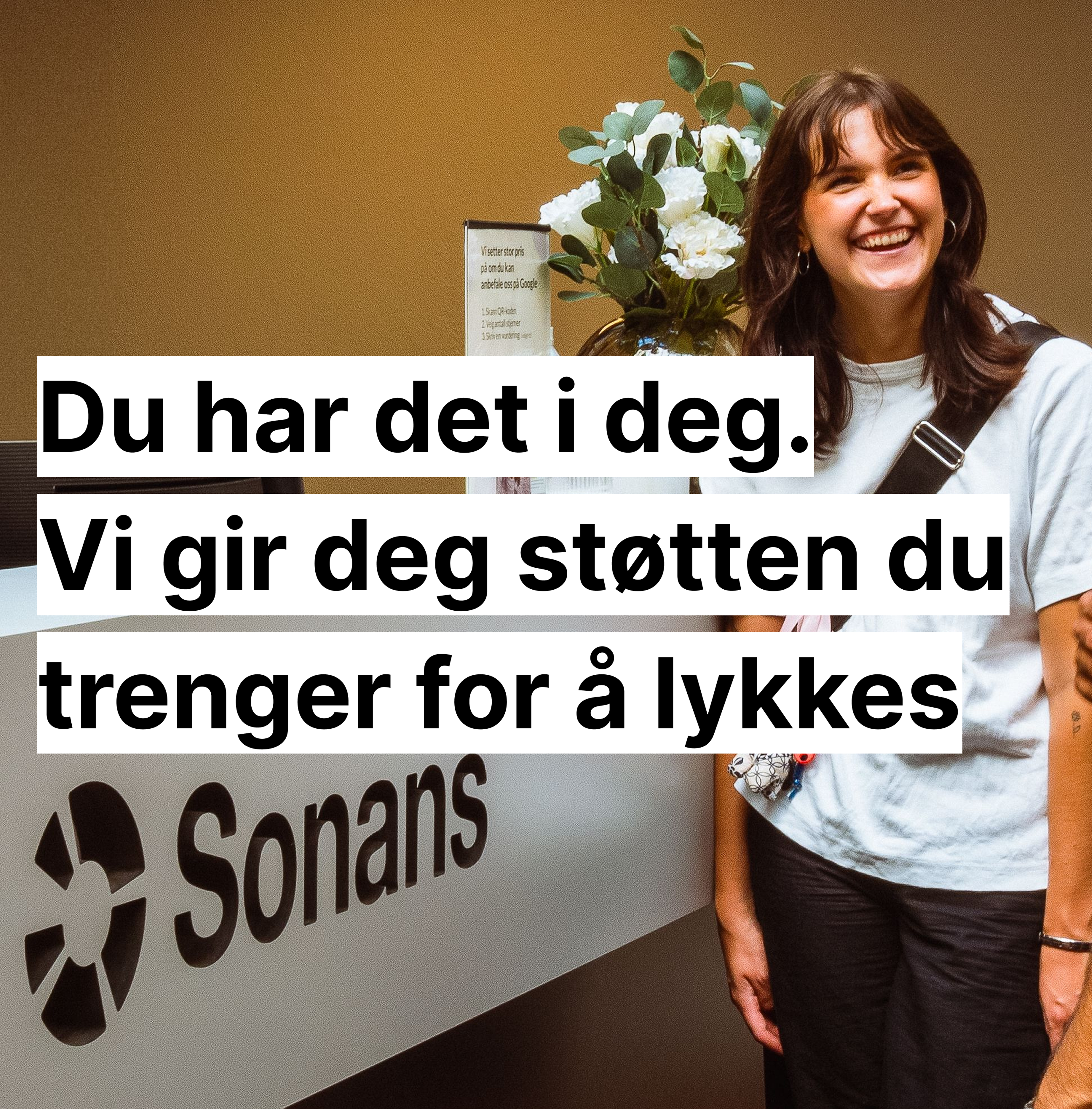 Smilende privatist står ved Sonans resepsjon med blomster i bakgrunnen. Tekst: “Du har det i deg. Vi gir deg støtten du trenger for å lykkes”