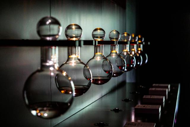 Glasskolber med kjemiske løsninger, som f.eks kan brukes i laboratorieøvelser i Kjemi 1.