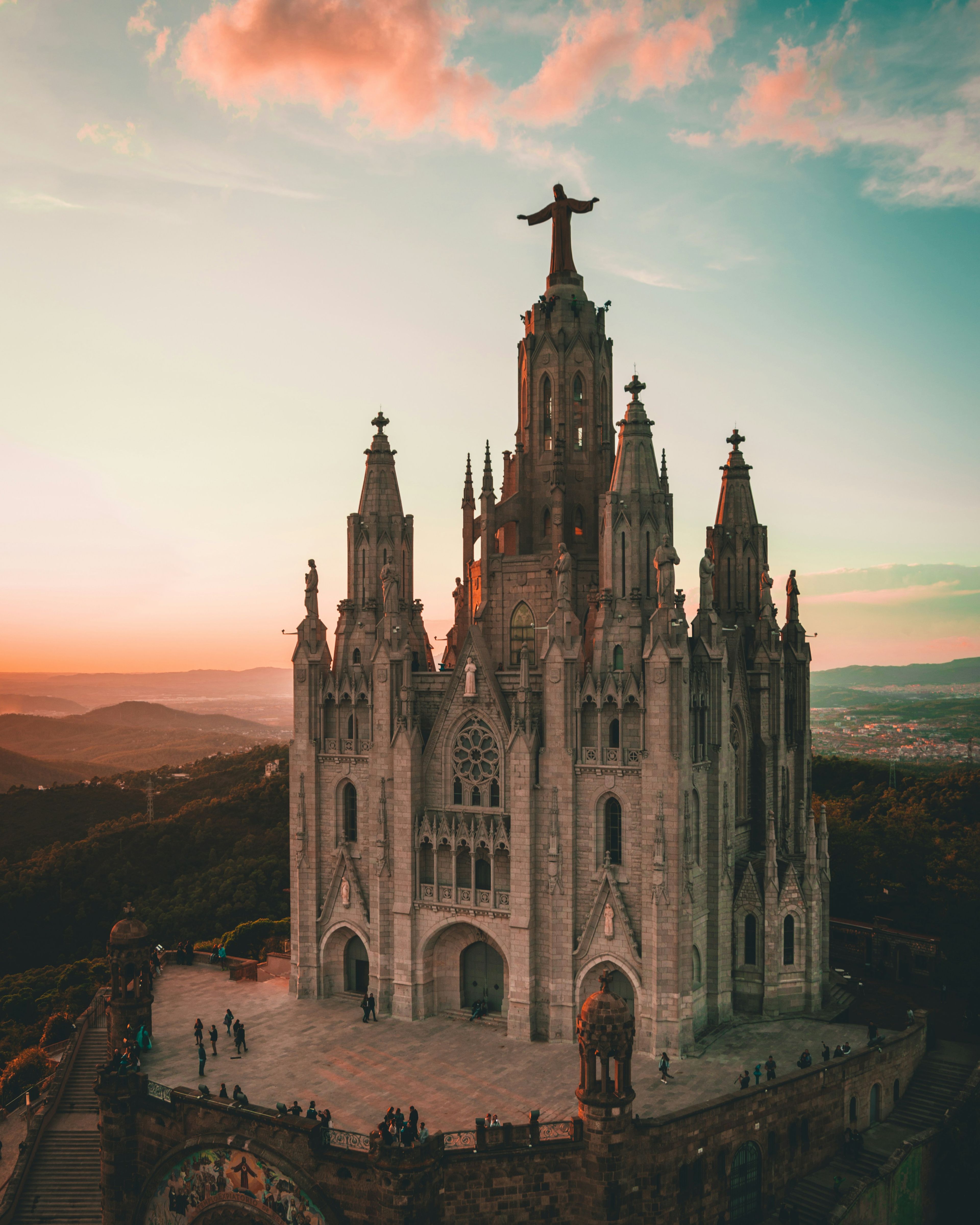 Kirken Tibidabo i Barcelona ved solnedgang - kultur og språk er en stor del av Spansk II programfag.