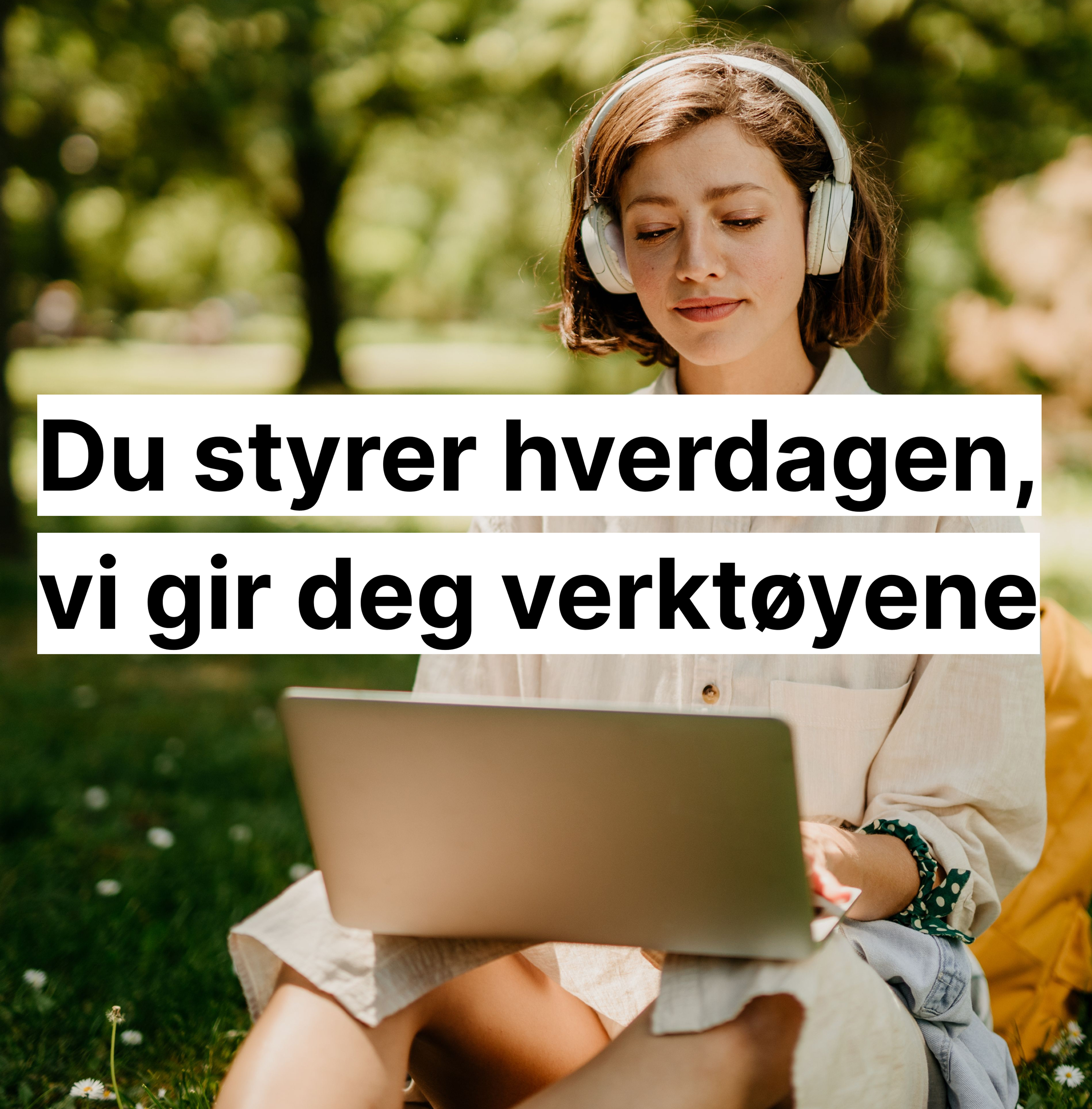 Privatist følger digital undervisning hjemmefra med headset og laptop