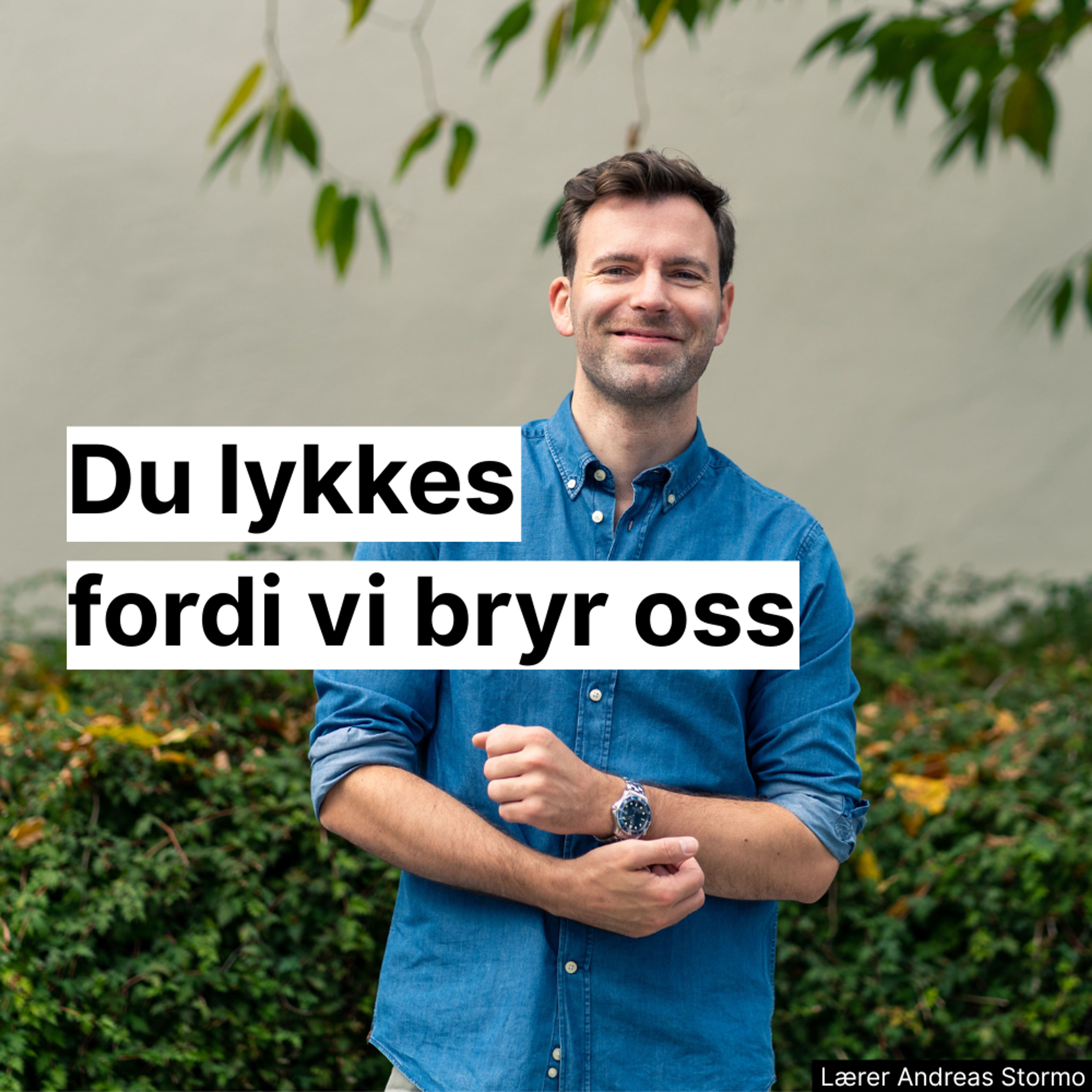 Lærer Andreas Stormo står ute foran en lys vegg med grønne planter i bakgrunnen. Over bildet står teksten: “Du lykkes fordi vi bryr oss”.