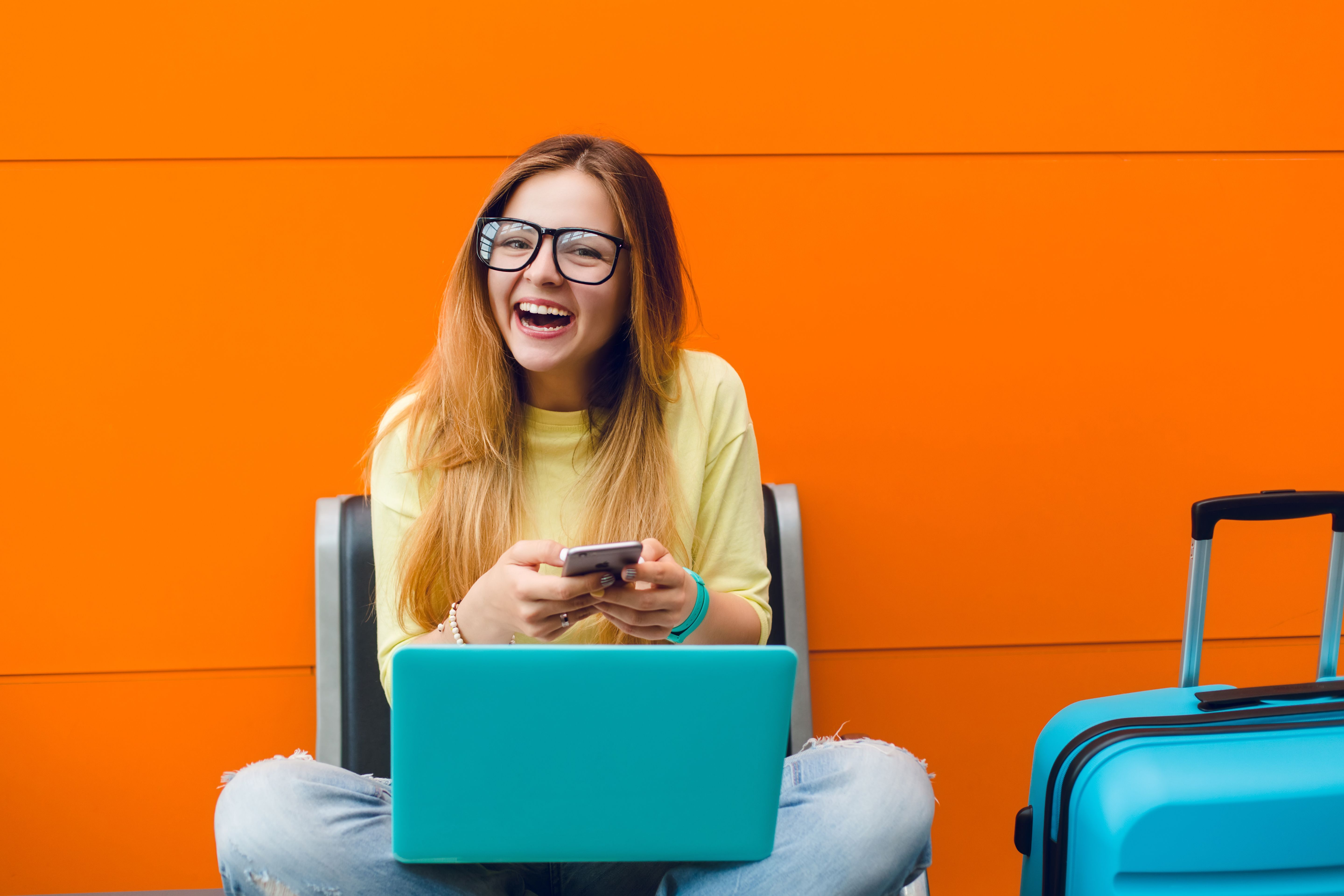 Ung kvinne sitter på en trapp med en laptop, konsentrert og fokusert på skjermen.